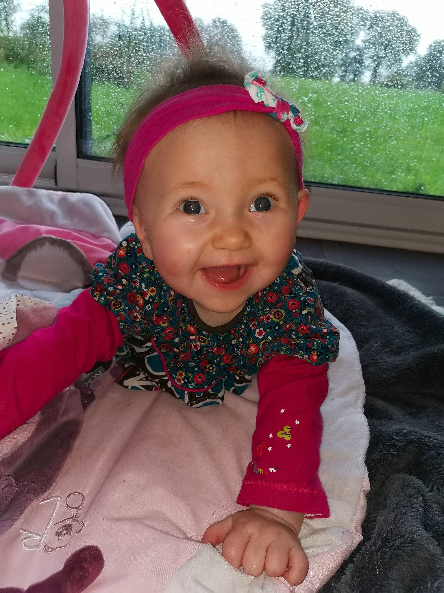 Lizéa participe au concours pour gagner de l'argent avec cette photo : baby, baby_products, baby_toddler_clothing, cheek, child, face, fashion_accessory, hair_accessory, head, headband, headgear, magenta, person, pink, product, skin, toddler