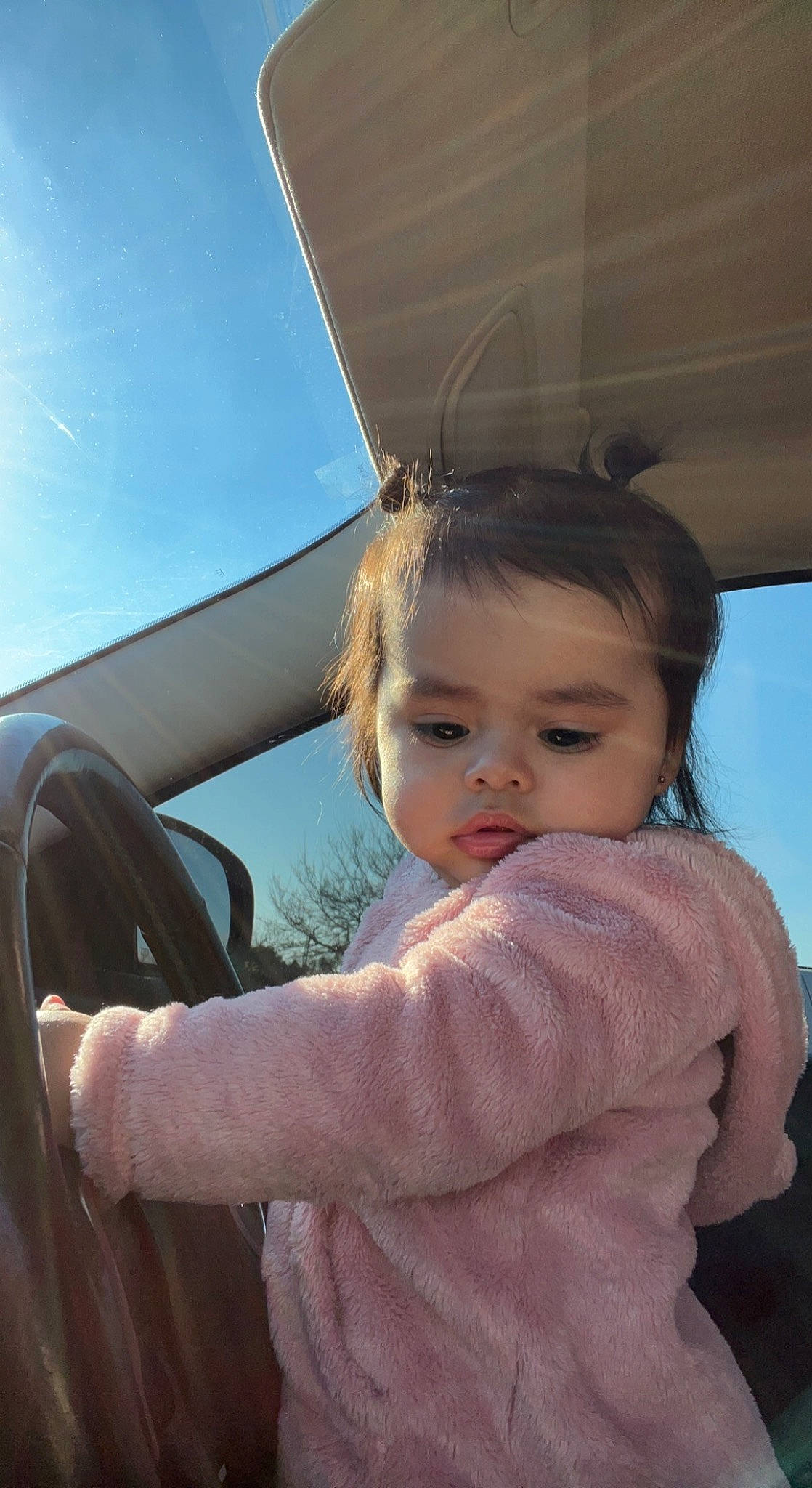 Ameliya is registered to the contest to win money with this photo: arm, auto_part, automotive_design, automotive_exterior, automotive_mirror, eye, finger, gesture, hand, happy, head, person, rear_view_mirror, sky, tints_and_shades, toddler, travel, tree, vehicle_door, window