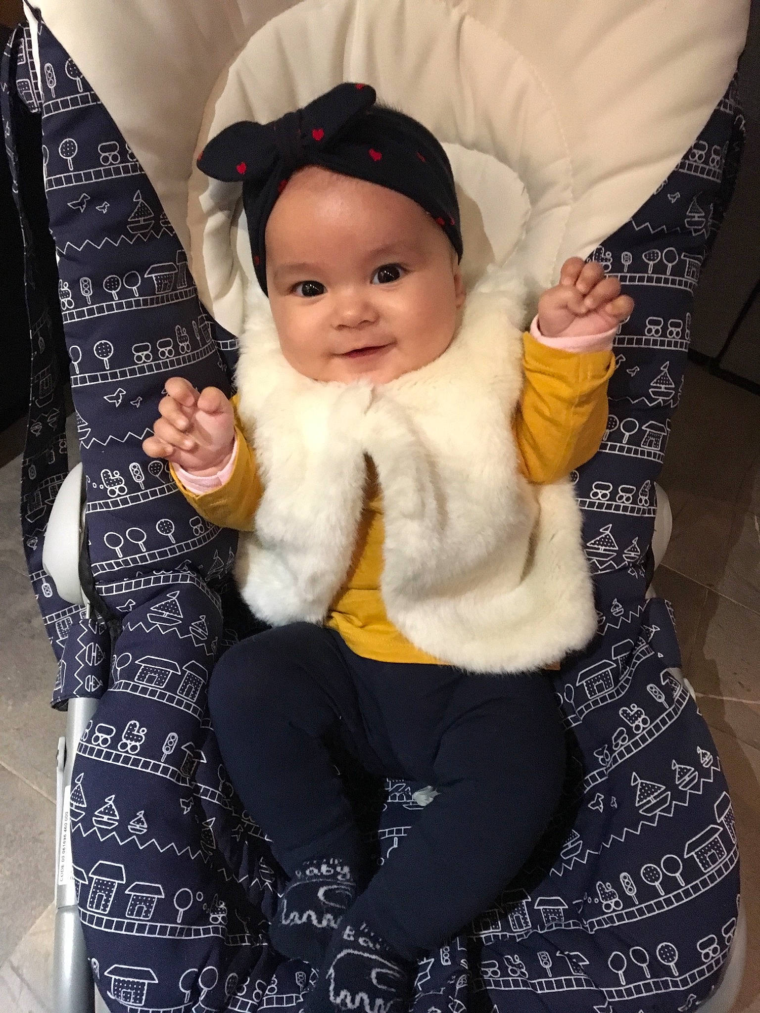 Mila participe au concours pour gagner de l'argent avec cette photo : child, costume, day, fur, girl, infant, person, product, skin, smile, textile, toddler