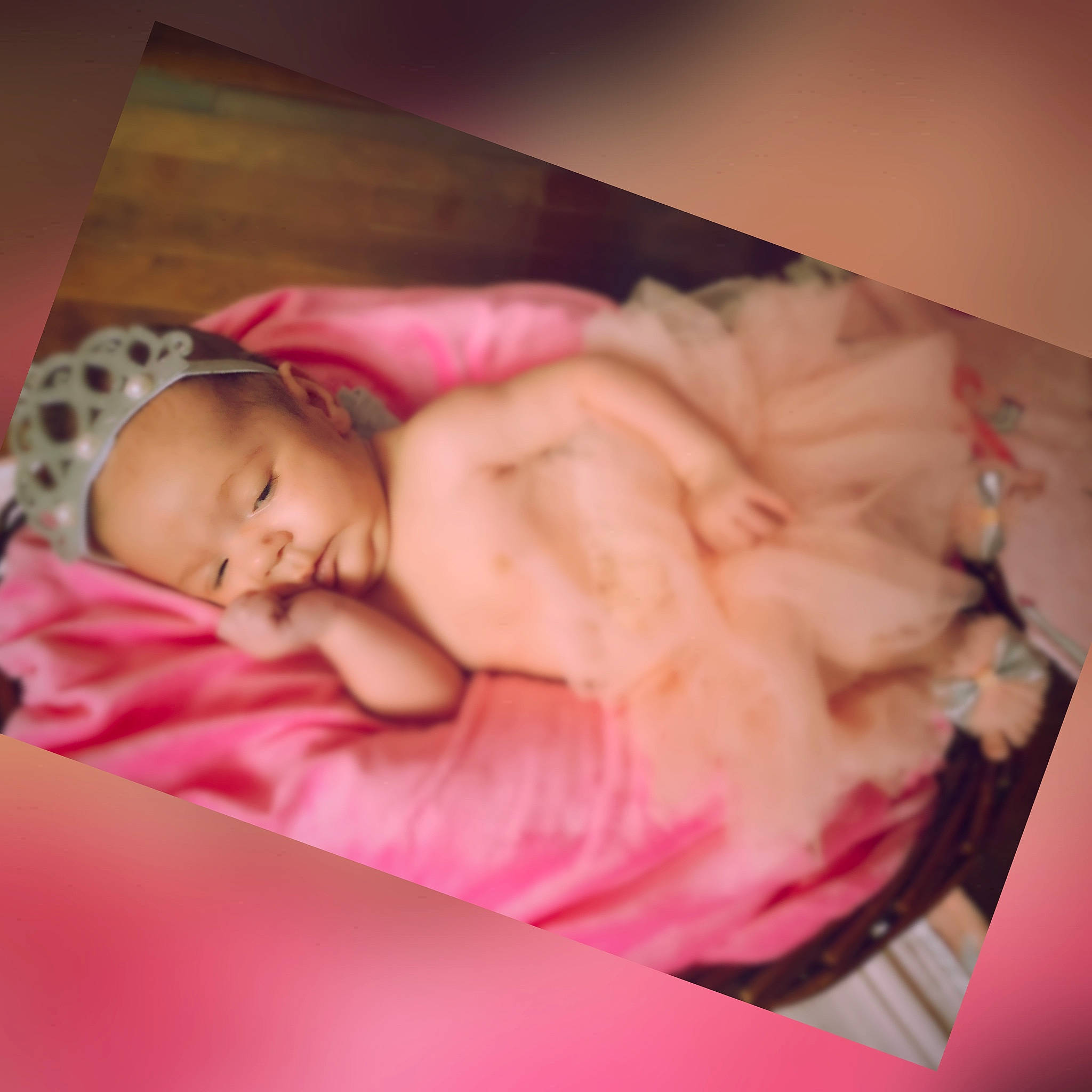 Olivia a rejoint le concours — aidez-le/la à gagner de superbes lots ! abdomen, baby, baby_sleeping, bed, bedding, bedtime, chest, child, comfort, finger, flesh, human_body, linens, magenta, nap, person, pink, room, sleep, toddler