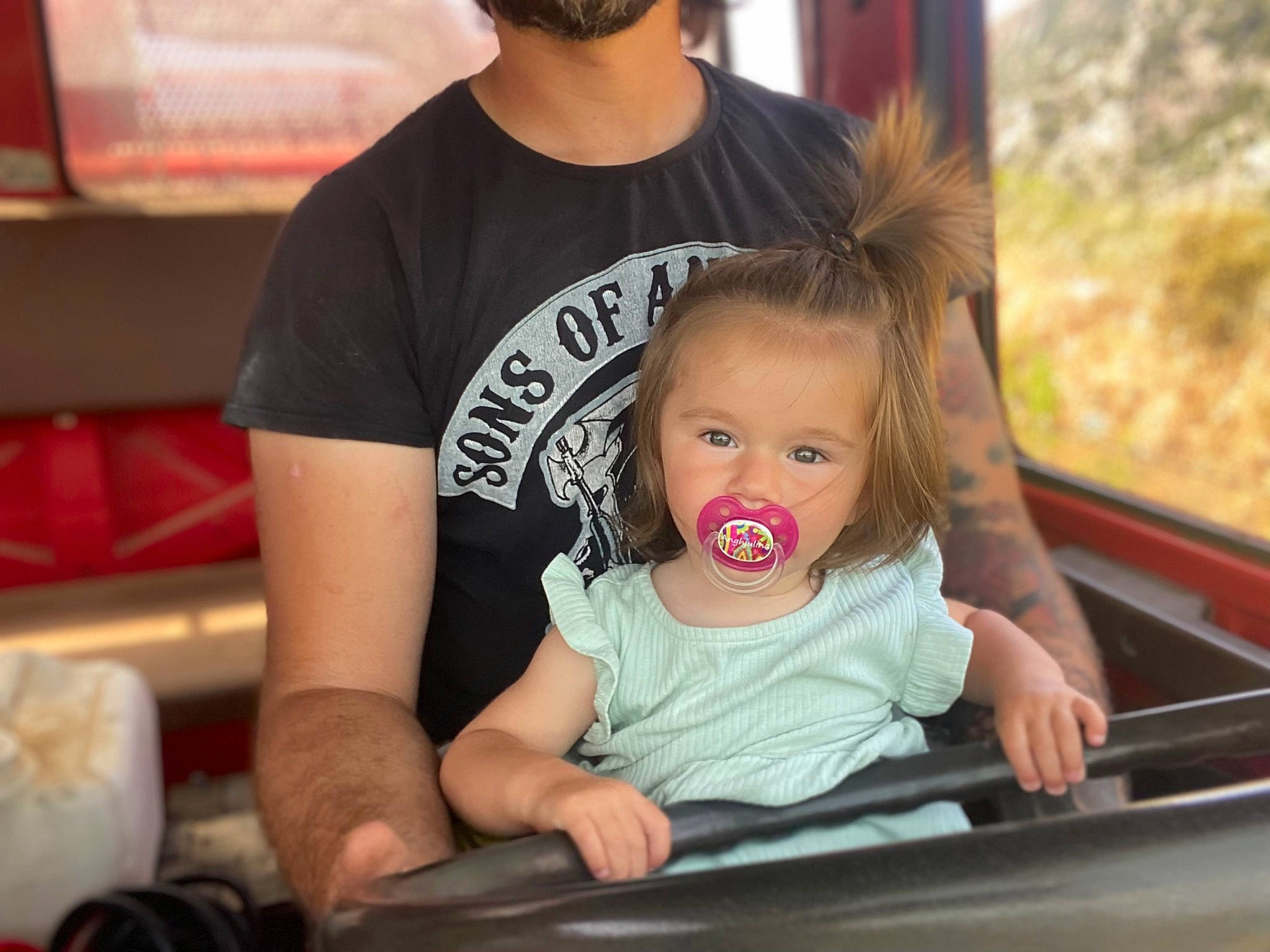 Anghjulina a rejoint le concours — aidez-le/la à gagner de superbes lots ! arm, baby, baby_products, blond, child, fun, grass, hand, happy, human, leisure, motor_vehicle, mouth, person, plant, recreation, sitting, skin, t_shirt, toddler