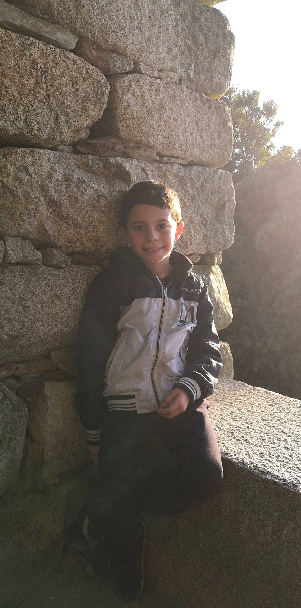 Alexandre participe au concours pour gagner de l'argent avec cette photo : adventure, bedrock, flash_photography, formation, fun, geology, happy, headwear, history, joy, landscape, leisure, mammal, outcrop, person, recreation, rock, sitting, smile, temple