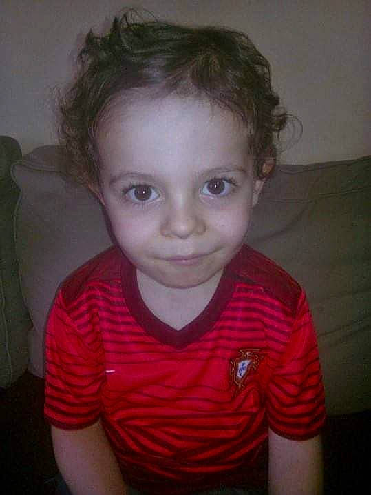 Alexandre participe au concours pour gagner de l'argent avec cette photo : arm, cheek, chin, eye, eyebrow, eyelash, face, facial_expression, forehead, hand, head, human, joy, lip, mouth, muscle, nose, organ, person, shoulder