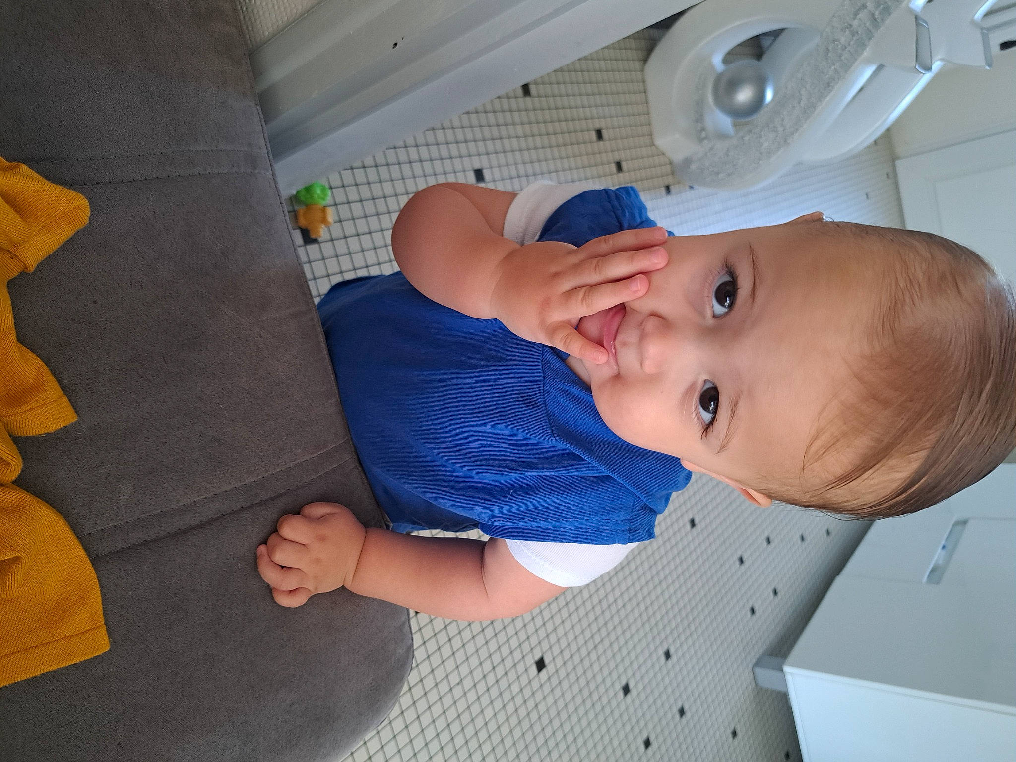 Elyas a rejoint le concours — aidez-le/la à gagner de superbes lots ! baby, baby_products, baby_safety, baby_toddler_clothing, child, comfort, electric_blue, finger, fun, linens, person, room, smile, textile, thumb, toddler