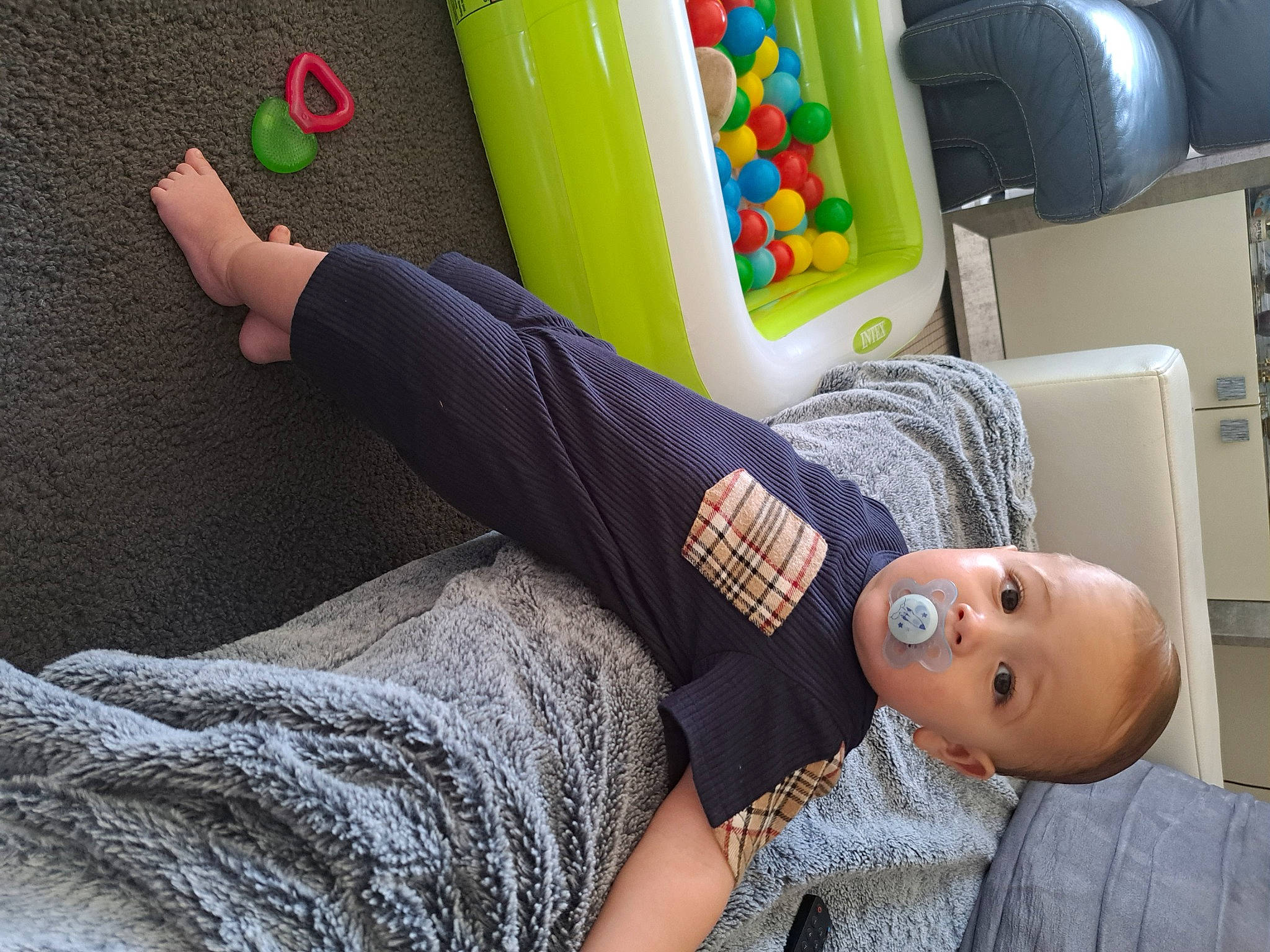 Elyas a rejoint le concours — aidez-le/la à gagner de superbes lots ! child, comfort, elbow, finger, foot, fun, gesture, hand, human_leg, joint, knee, leg, nail, person, room, sitting, sock, thigh, thumb, toy