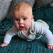 Aubin a rejoint le concours — aidez-le/la à gagner de superbes lots ! baby, child, infant, toddler, blanket, blue, curious, face, expression, hands, indoors, laying, person, plush, pillow, portrait, soft, young, clothing, cute