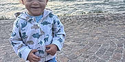 Leeroy participe au concours pour gagner de l'argent avec cette photo : child, clouds, cobblestone, curly_hair, dinosaurs, happy, hoodie, jeans, lake, mountains, nature, outdoor, person, portrait, sky, smiling, sneakers, sunset, toddler, water