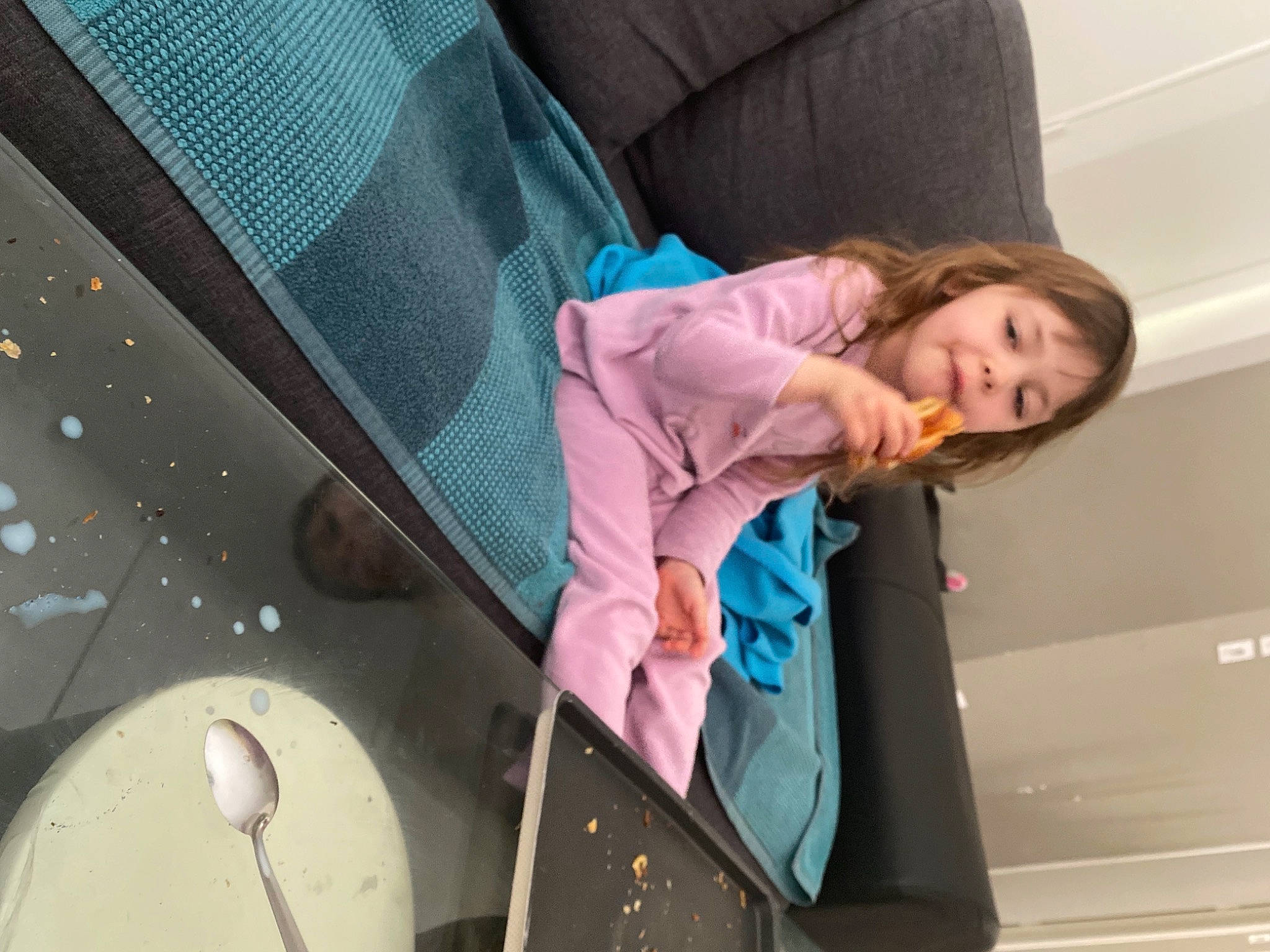 Talya participe au concours pour gagner de l'argent avec cette photo : auto_part, automotive_design, automotive_exterior, blond, child, comfort, electric_blue, fun, hairstyle, human_leg, joint, leg, leisure, motor_vehicle, person, pink, sitting, textile, toddler, tree