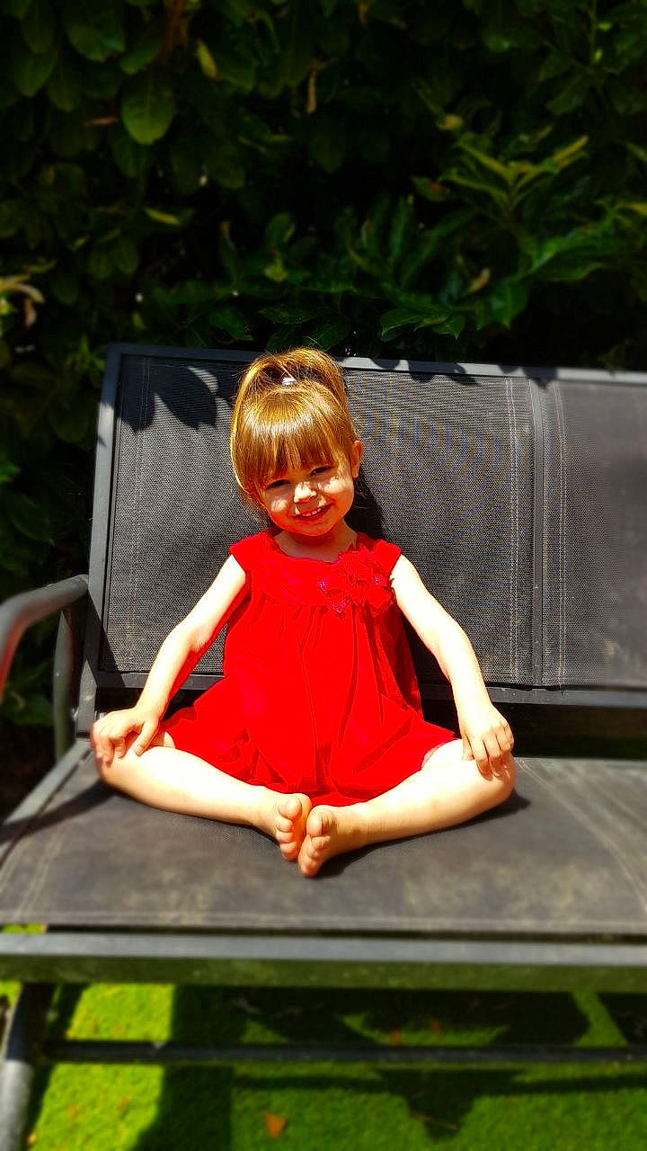 Talya a rejoint le concours — aidez-le/la à gagner de superbes lots ! baby_toddler_clothing, blond, child_model, dress, foot, goggles, joy, outdoor_furniture, person, sitting, toddler