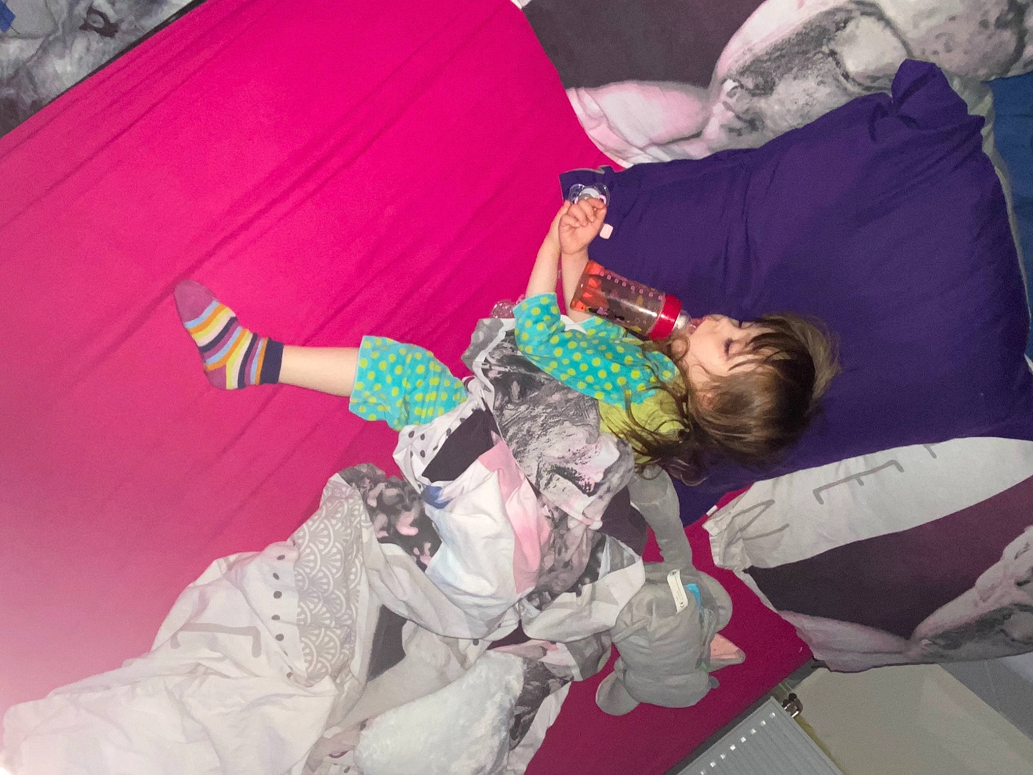 Talya a rejoint le concours — aidez-le/la à gagner de superbes lots ! baby, boot, carmine, child, comfort, event, fun, human_leg, knee, lap, leisure, magenta, pattern, person, pink, purple, recreation, room, sitting, textile