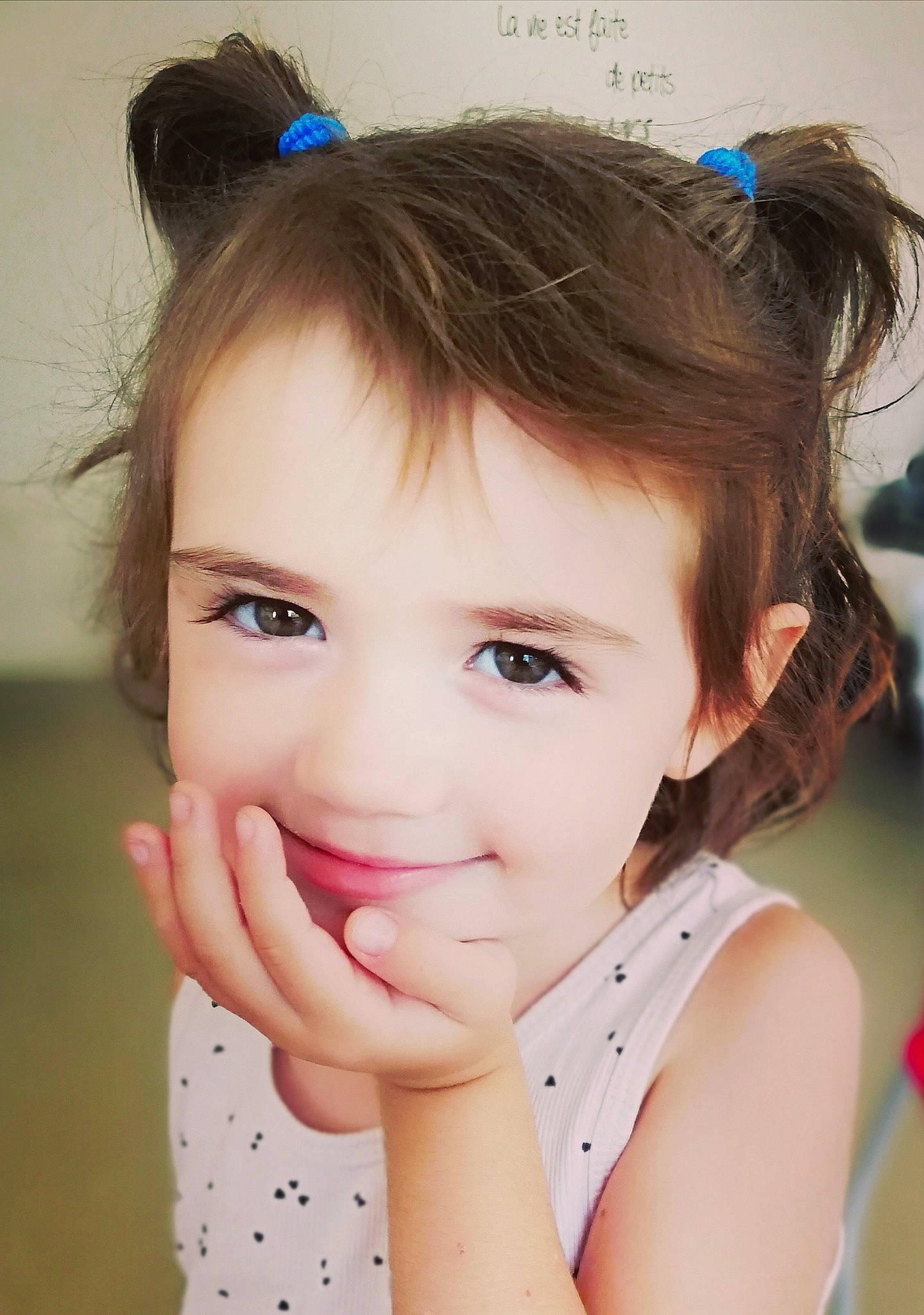 Kéllianna a rejoint le concours — aidez-le/la à gagner de superbes lots ! beauty, brown_hair, cheek, child, child_model, chin, ear, eye, eyebrow, eyelash, face, forehead, gesture, hair, hairstyle, head, joy, lip, nose, person