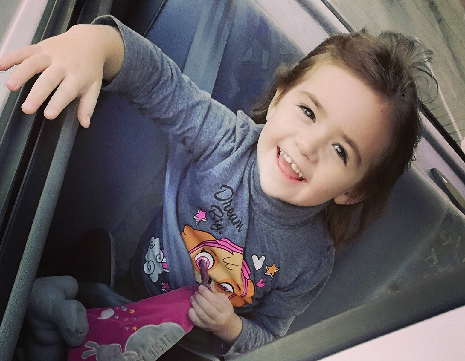 Kéllianna a rejoint le concours — aidez-le/la à gagner de superbes lots ! beauty, black_hair, child, cool, electronic_device, eyelash, finger, hair, hand, human, joy, lip, long_hair, mouth, neck, person, photography, selfie, skin, smile