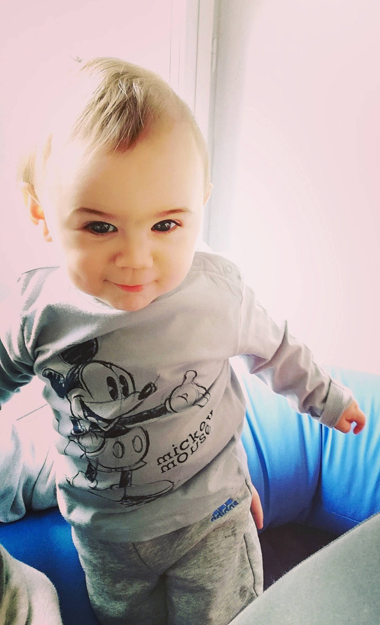 Loràn participe au concours pour gagner de l'argent avec cette photo : arm, baby, blond, cheek, child, cool, eye, face, forehead, head, nose, person, shoulder, skin, sleeve, smile, t_shirt, toddler