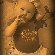 Séréna a rejoint le concours — aidez-le/la à gagner de superbes lots ! baby, child, infant, play_mat, toy, ring, shirt, clothing, curious, face, expression, hand, pose, indoor, floor, cute, sepia, closeup, person, young