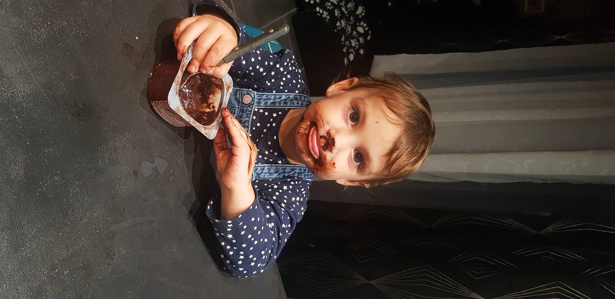 Kaïna a rejoint le concours — aidez-le/la à gagner de superbes lots ! blond, child, elbow, finger, flash_photography, flooring, food, fun, gesture, hand, happy, joy, nail, pattern, person, portrait_photography, sitting, smile, thumb, toddler