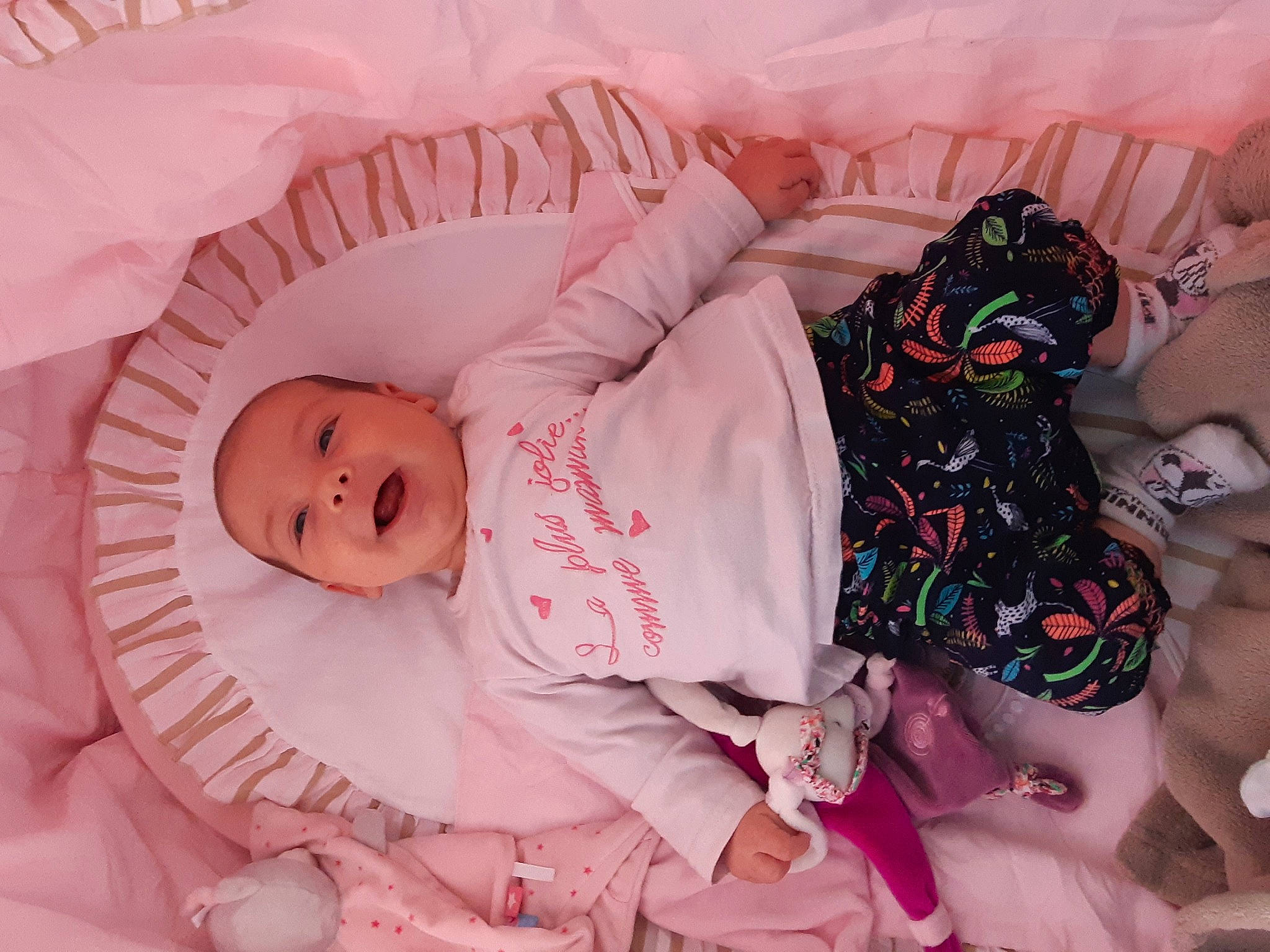 Kaïna a rejoint le concours — aidez-le/la à gagner de superbes lots ! baby, baby_products, baby_toddler_clothing, bedtime, child, person, pink, product, toddler