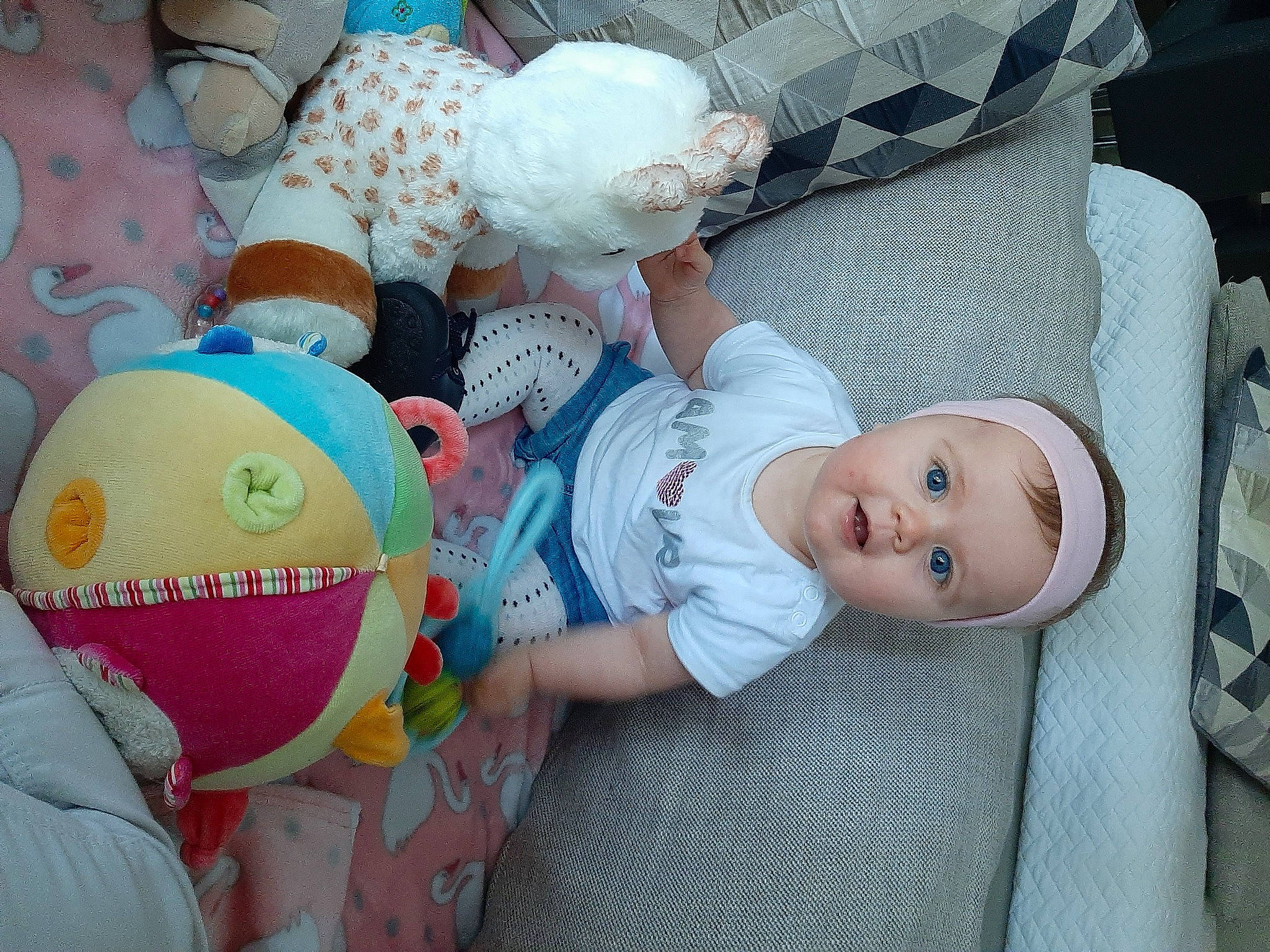 élynne a rejoint le concours — aidez-le/la à gagner de superbes lots ! baby, baby_products, child, person, room, skin, smile, stuffed_toy, toddler