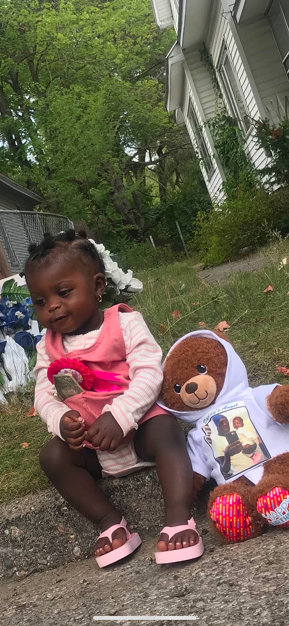 Queen is registered to the contest to win money with this photo: child, person, play, toddler