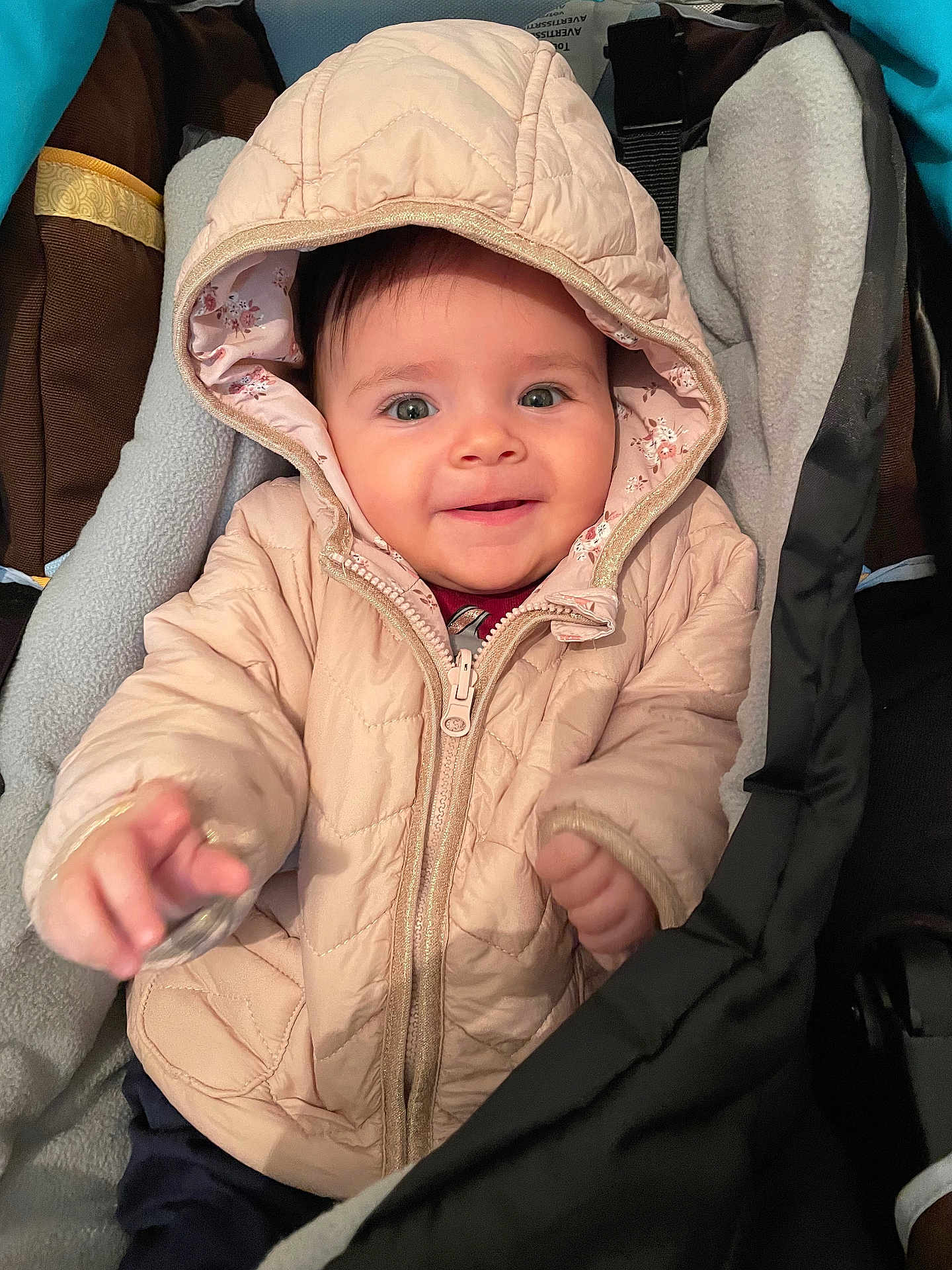 Gohana participe au concours pour gagner de l'argent avec cette photo : baby, child, hooded_jacket, quilted_clothing, car_seat, smiling, happy, indoor, closeup, face, young_child, warm_clothing, infant, person, cute, portrait, seated, comfort, jacket, hood