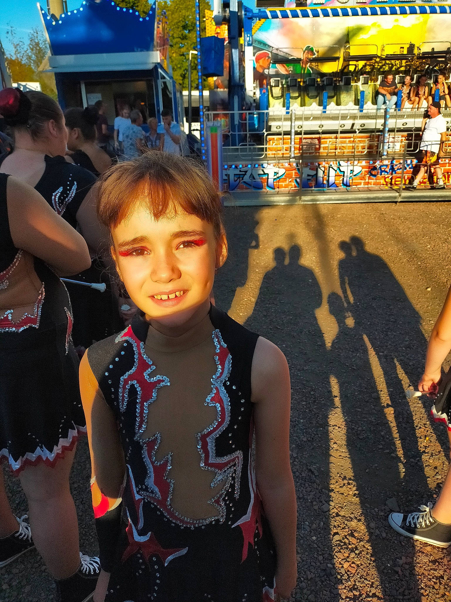 Louane participe au concours pour gagner de l'argent avec cette photo : child, city, cool, crowd, event, eyewear, festival, fun, happy, human, joy, leisure, person, public_event, public_space, recreation, street, t_shirt, tourism, travel