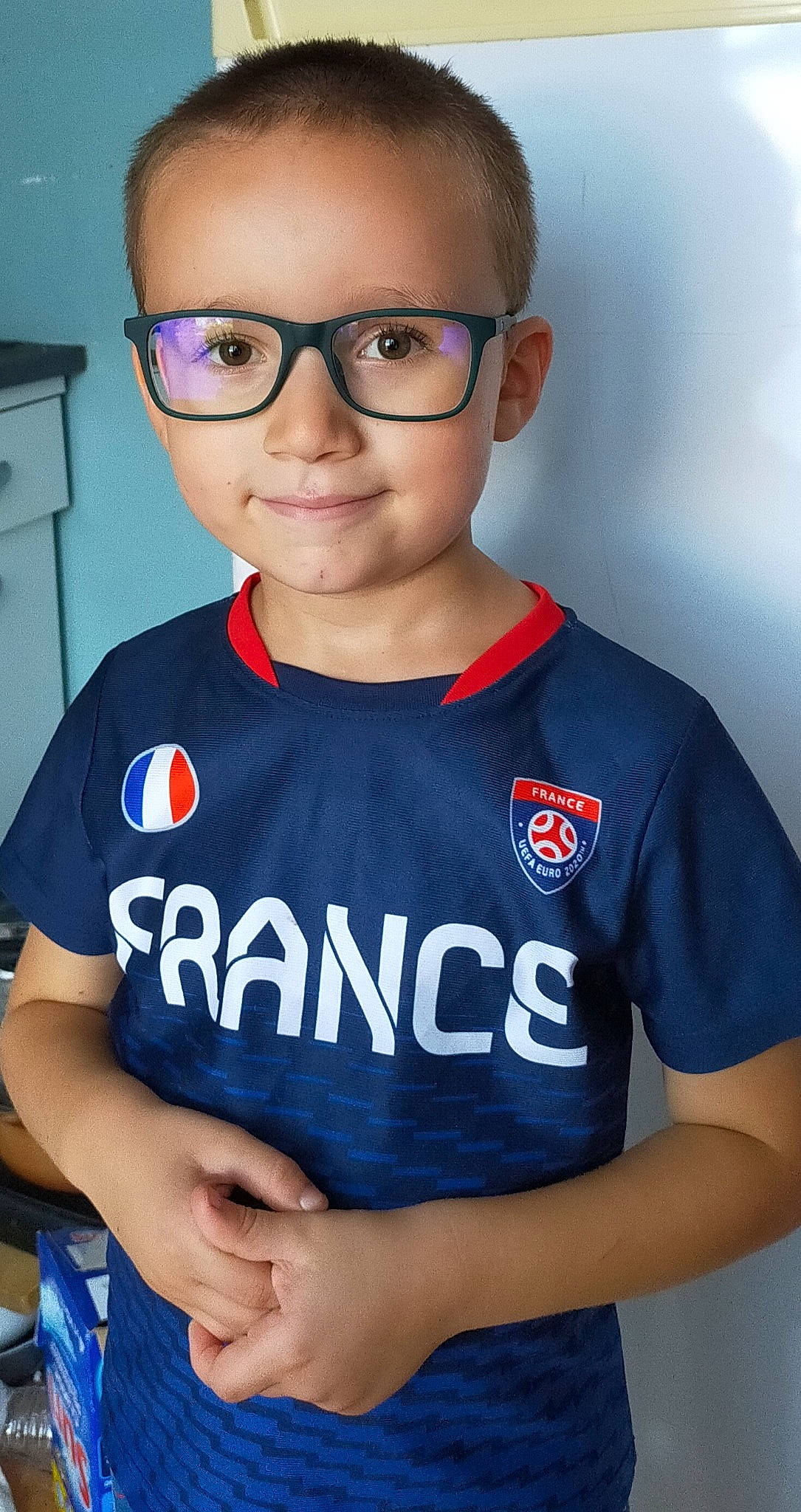Hugo participe au concours pour gagner de l'argent avec cette photo : arm, blue, chin, eye, eyebrow, eyewear, face, facial_expression, forehead, gesture, glasses, hairstyle, joy, lip, muscle, neck, person, sleeve, smile, sports_jersey