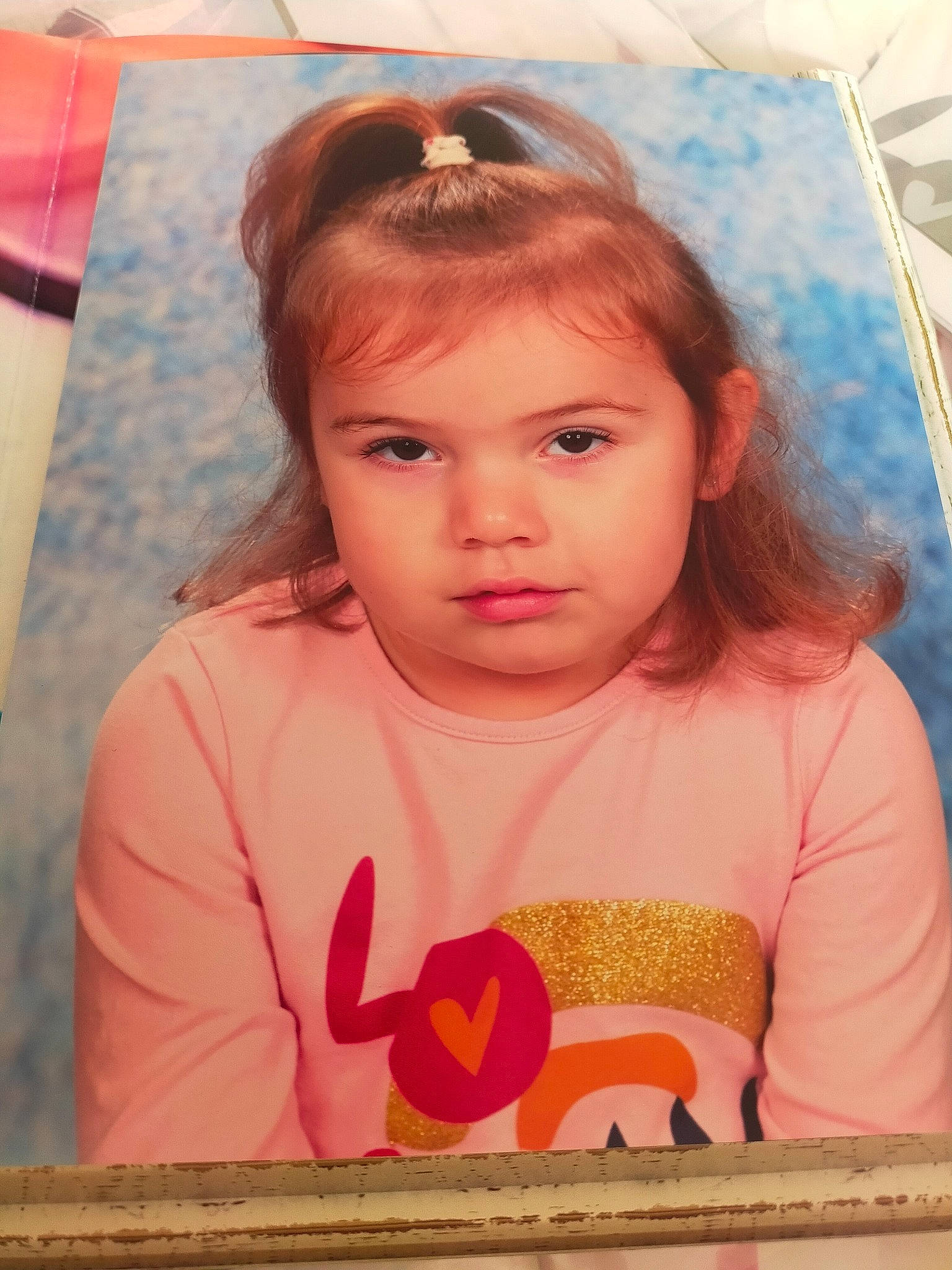 Lucie a rejoint le concours — aidez-le/la à gagner de superbes lots ! cheek, child, chin, eyelash, facial_expression, fun, hairstyle, happy, human, iris, mouth, nose, orange, organ, people, person, pink, red, sleeve, sunglasses