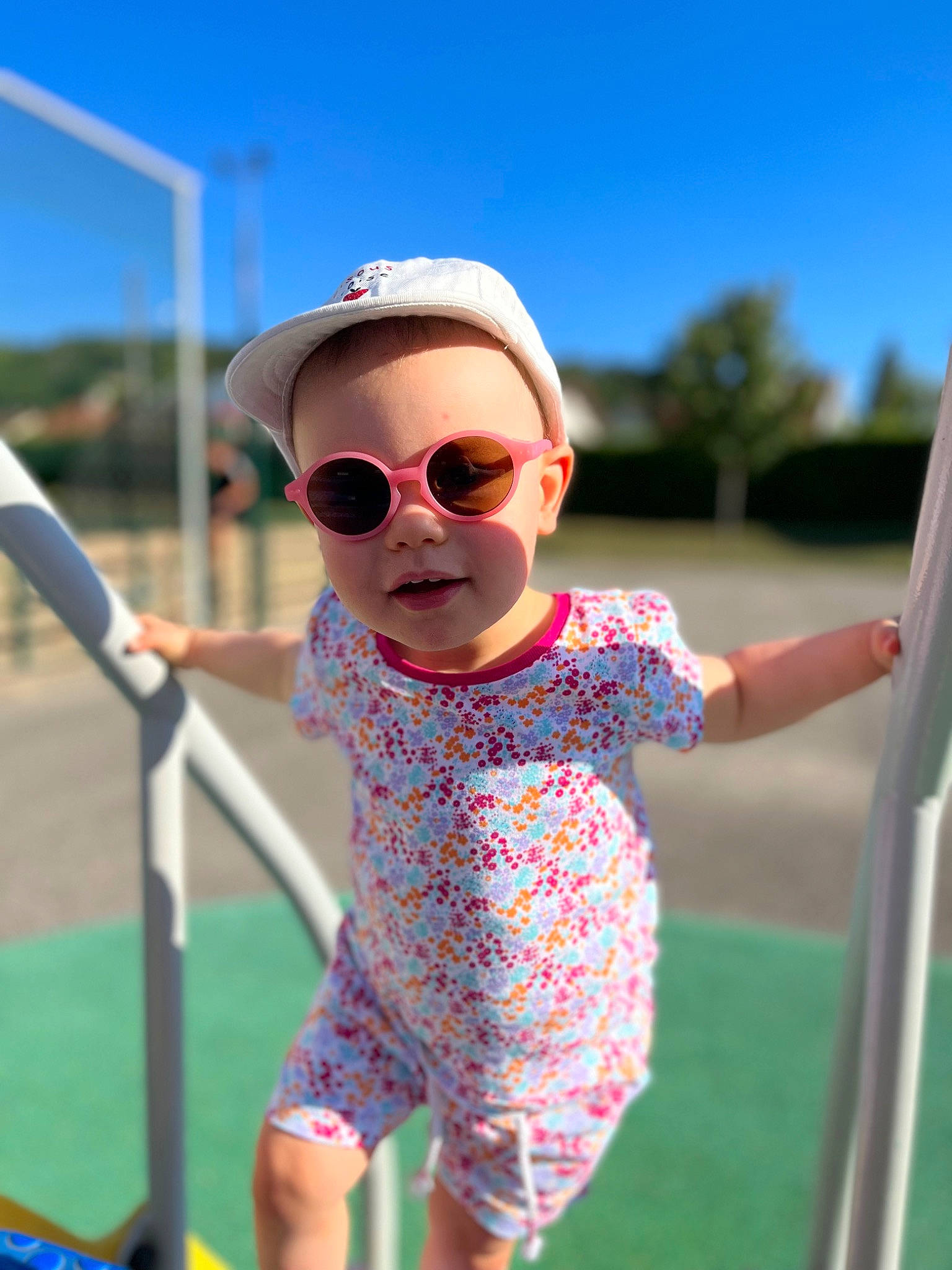 Rafaëlle participe au concours pour gagner de l'argent avec cette photo : cap, cool, eyewear, facial_expression, fun, goggles, grass, happy, hat, headgear, leisure, line, person, shoulder, sky, sleeve, summer, sunglasses, t_shirt, toddler