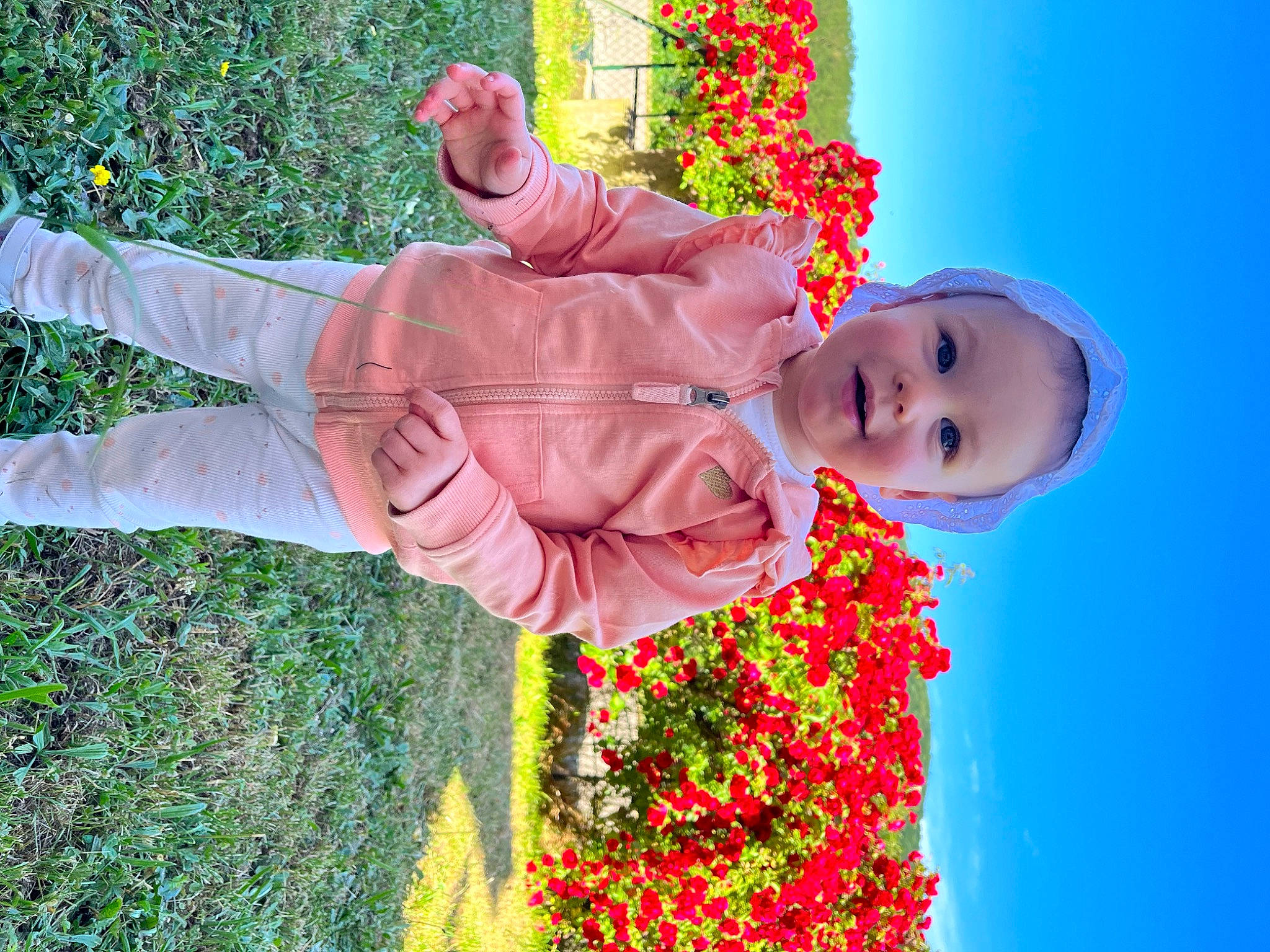 Rafaëlle a rejoint le concours — aidez-le/la à gagner de superbes lots ! child, facial_expression, flower, fun, grass, green, happy, leisure, magenta, orange, people_in_nature, person, petal, pink, plant, red, sky, smile, spring, toddler