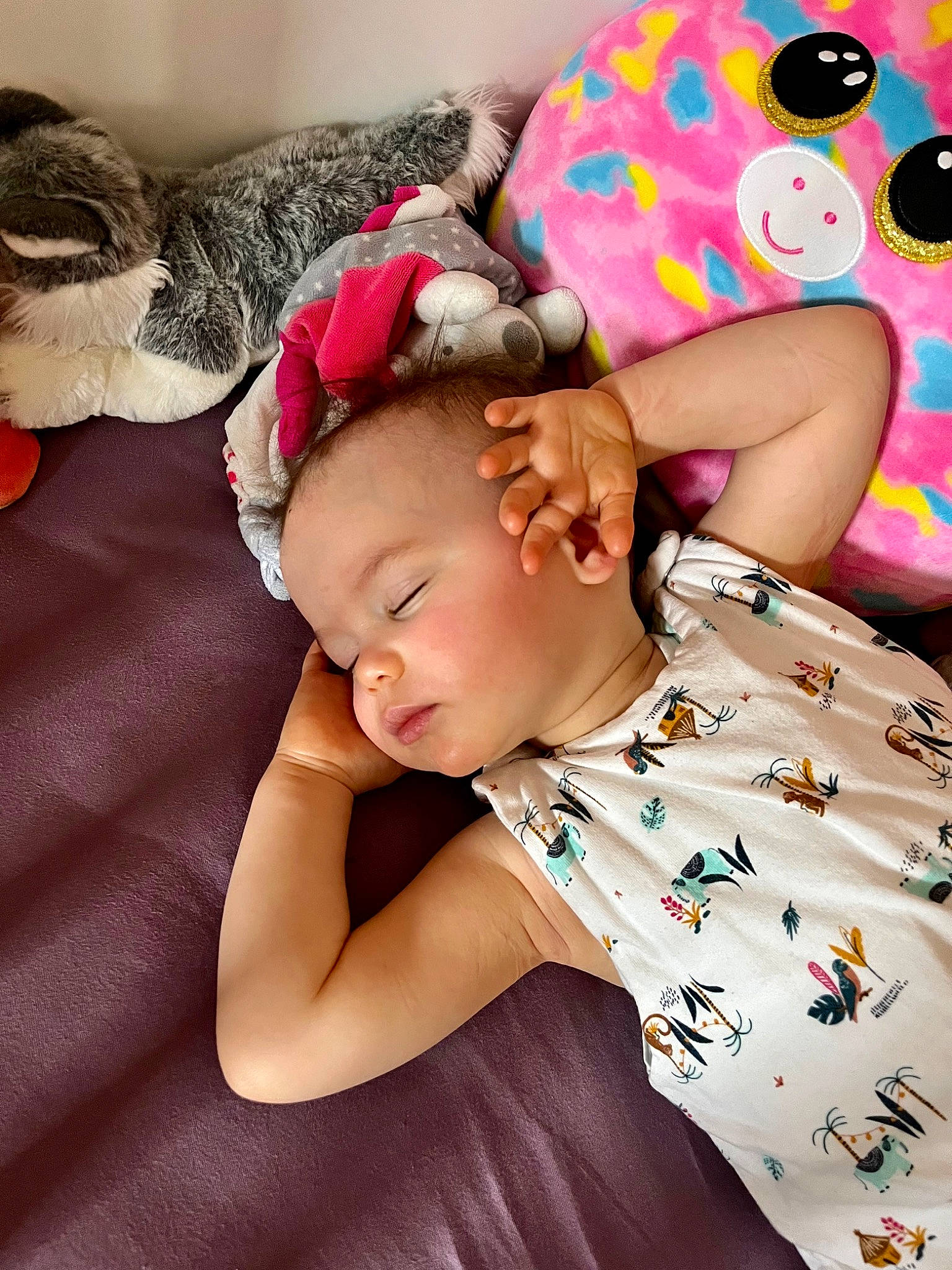 Rafaëlle a rejoint le concours — aidez-le/la à gagner de superbes lots ! abdomen, arm, baby, baby_products, baby_sleeping, baby_toddler_clothing, child, comfort, fun, happy, linens, pattern, person, pink, play, sitting, skin, sleeve, t_shirt, textile