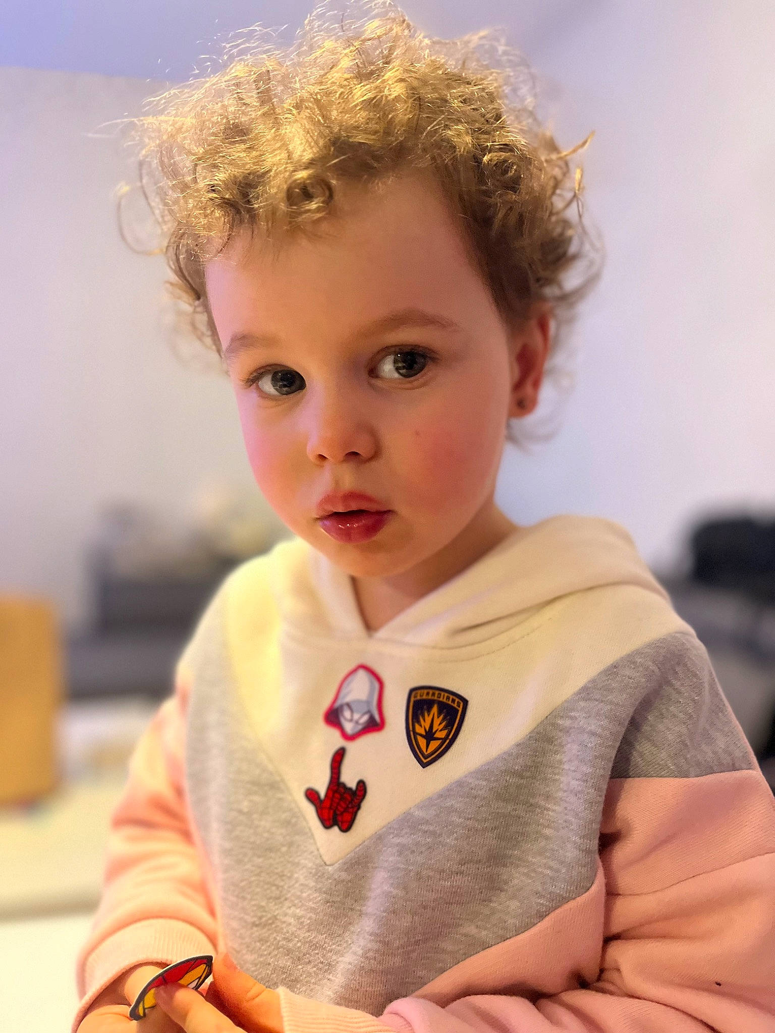 Rafaëlle a rejoint le concours — aidez-le/la à gagner de superbes lots ! carmine, chair, cheek, child, chin, eye, eyebrow, facial_expression, fun, happy, lip, nose, person, sitting, skin, sleeve, surfer_hair, surprise, t_shirt, table