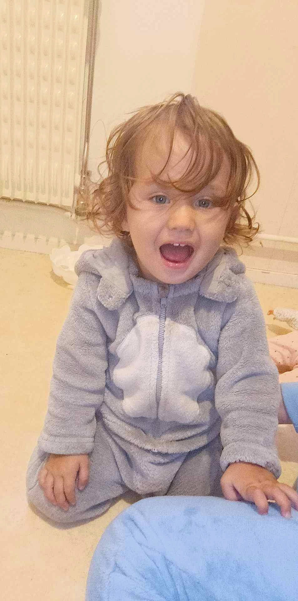 Talya a rejoint le concours — aidez-le/la à gagner de superbes lots ! arm, baby_toddler_clothing, cheek, chin, comfort, eye, hair, happy, head, human_body, iris, lip, mouth, neck, nose, person, shoulder, skin, sleeve, smile