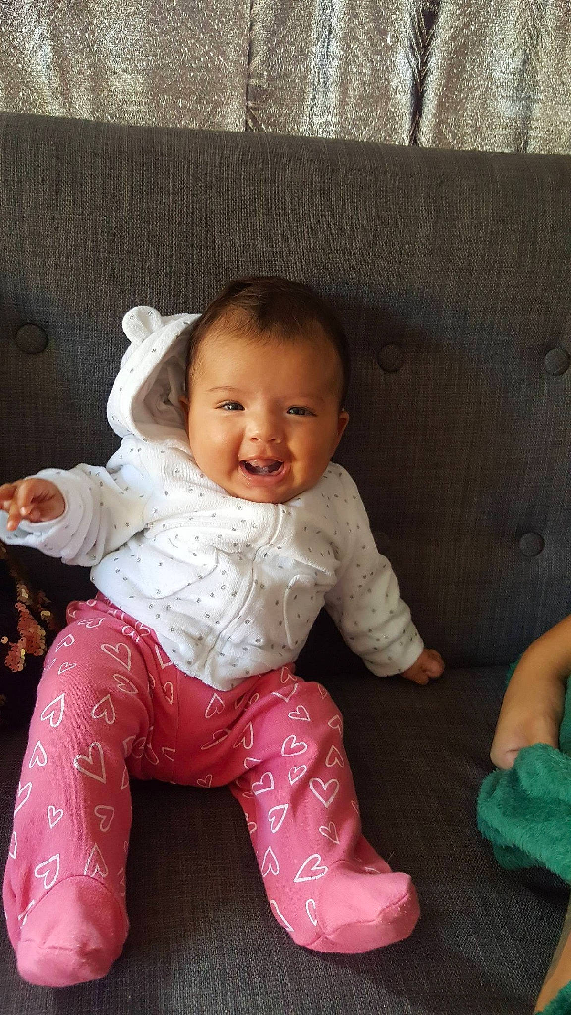 Ambre participe au concours pour gagner de l'argent avec cette photo : baby, baby_toddler_clothing, cheek, child, joy, person, pink, sitting, skin, smile, toddler