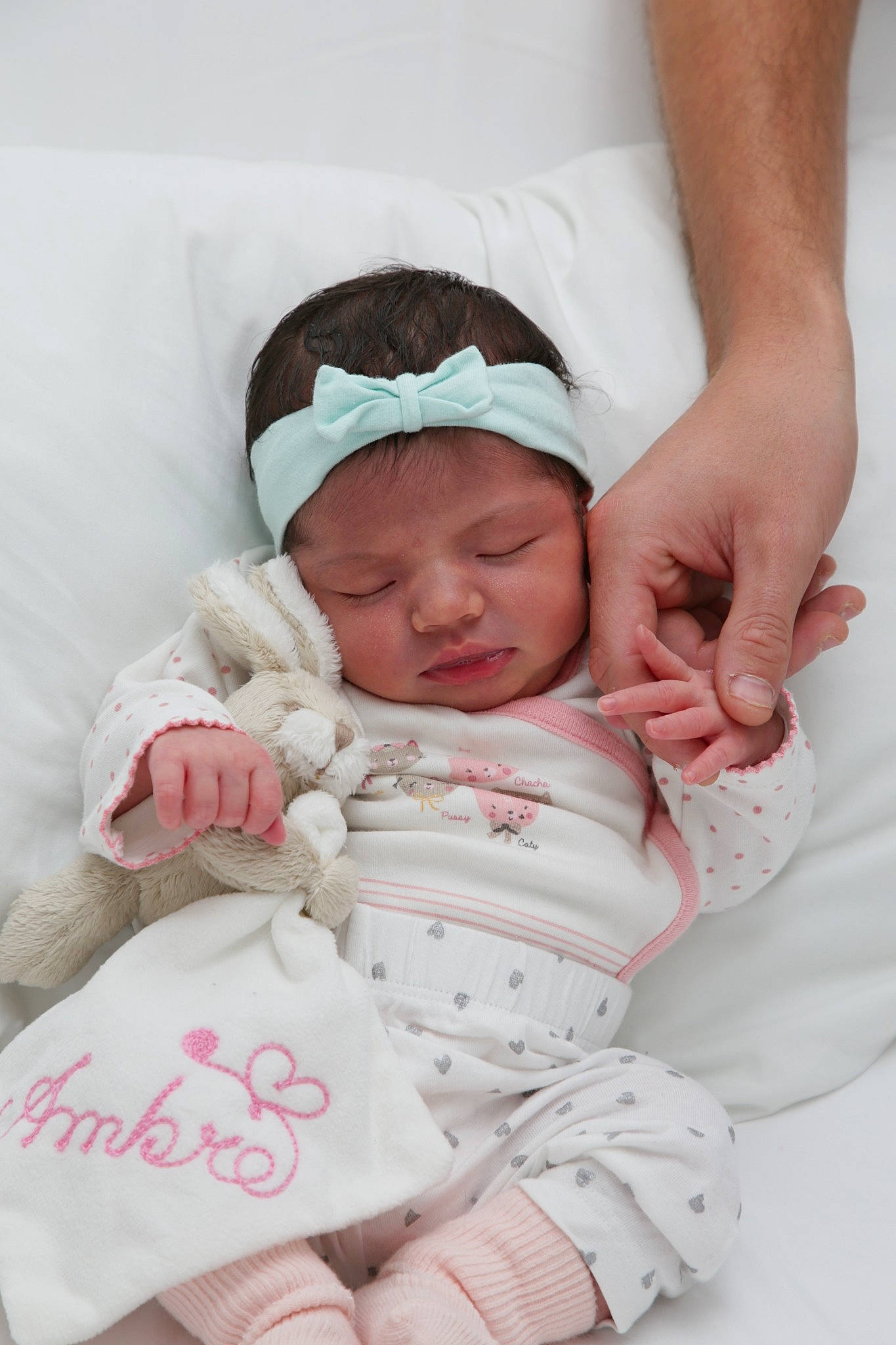 Ambre a rejoint le concours — aidez-le/la à gagner de superbes lots ! baby, baby_products, baby_sleeping, baby_toddler_clothing, birth, child, hand, headgear, person, pink, product, skin, sleep, textile, toddler