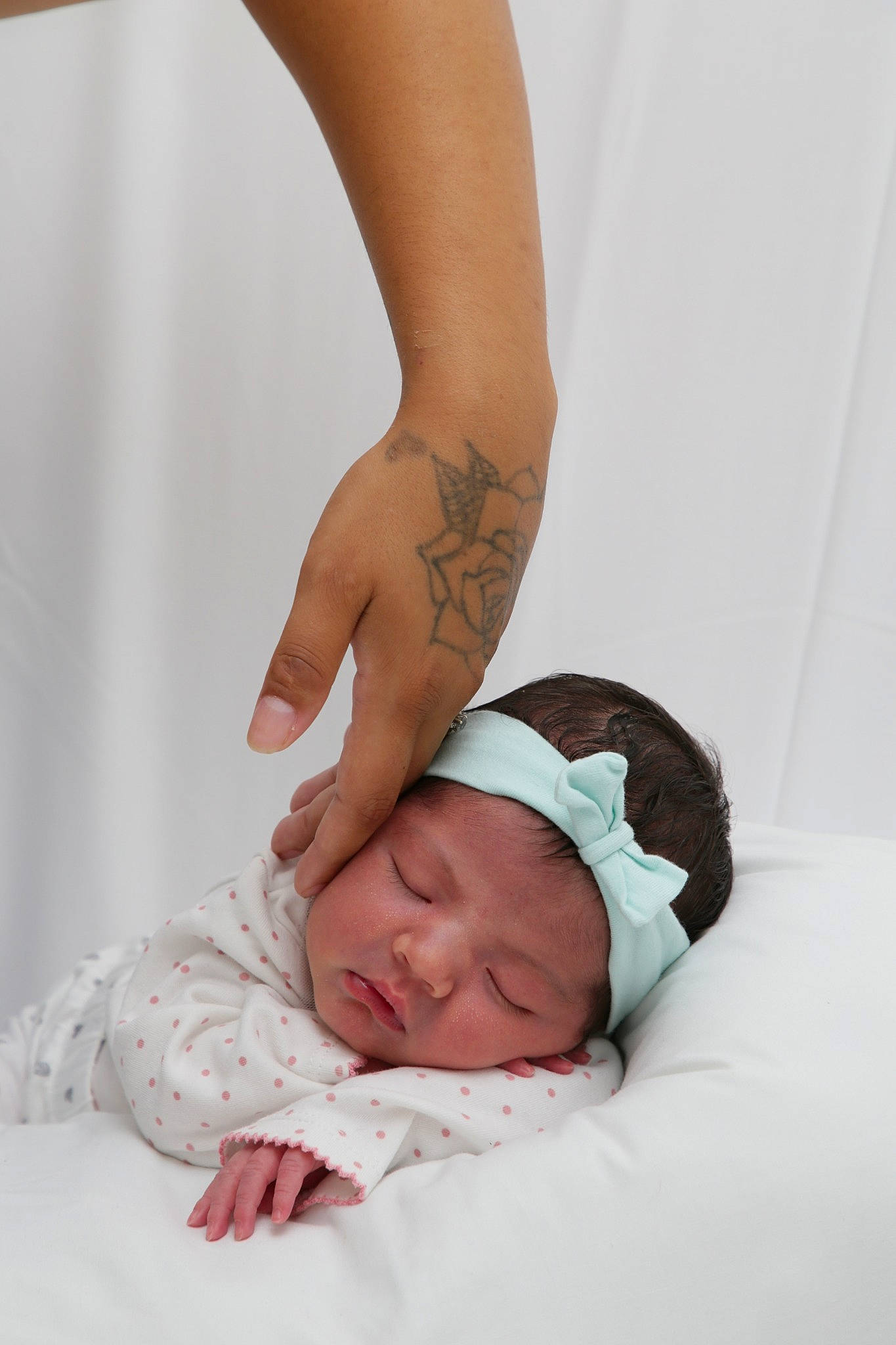 Ambre a rejoint le concours — aidez-le/la à gagner de superbes lots ! arm, baby, baby_sleeping, barefoot, birth, child, comfort, finger, gesture, hand, headwear, joint, leg, mother, person, photography, skin, sleep, stomach, toddler