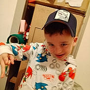 Louckas a rejoint le concours — aidez-le/la à gagner de superbes lots ! child, boy, hoodie, cap, sonic_the_hedgehog, cartoon_clothing, indoor, playful, smiling, young, clutter, boxes, cardboard, casual, portrait, person, messy_background, expression, fun, hat