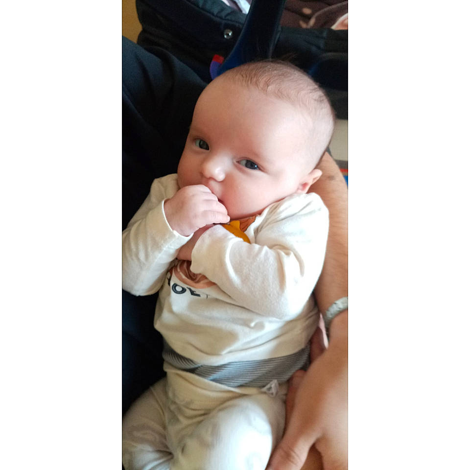 Kataleya a rejoint le concours — aidez-le/la à gagner de superbes lots ! arm, baby, baby_carriage, baby_products, baby_toddler_clothing, cheek, child, ear, eye, face, hand, head, joy, mouth, nose, person, product, sitting, skin, sleeve