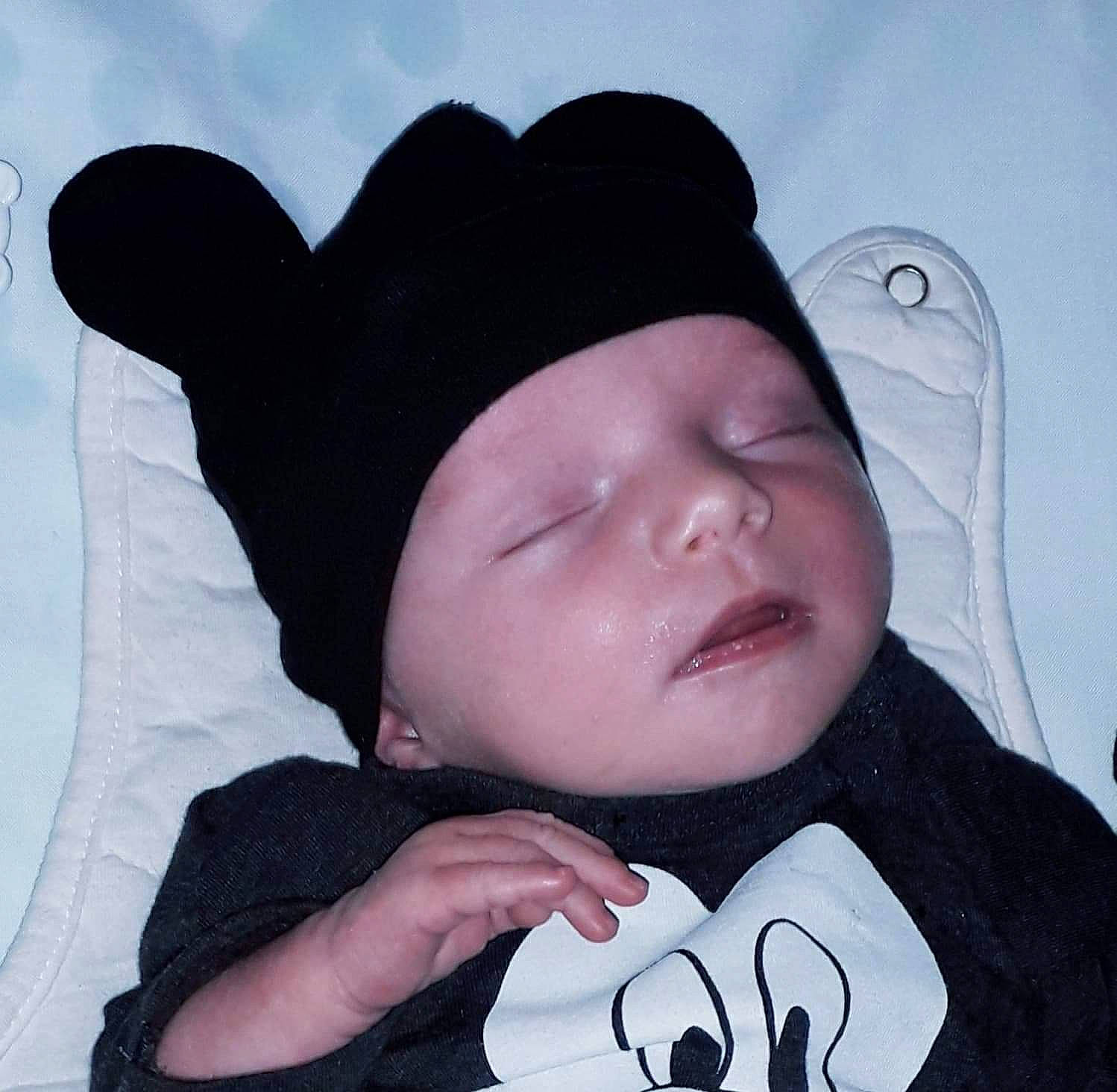 Kataleya a rejoint le concours — aidez-le/la à gagner de superbes lots ! baby, beanie, cap, child, cool, ear, head, headgear, knit_cap, person