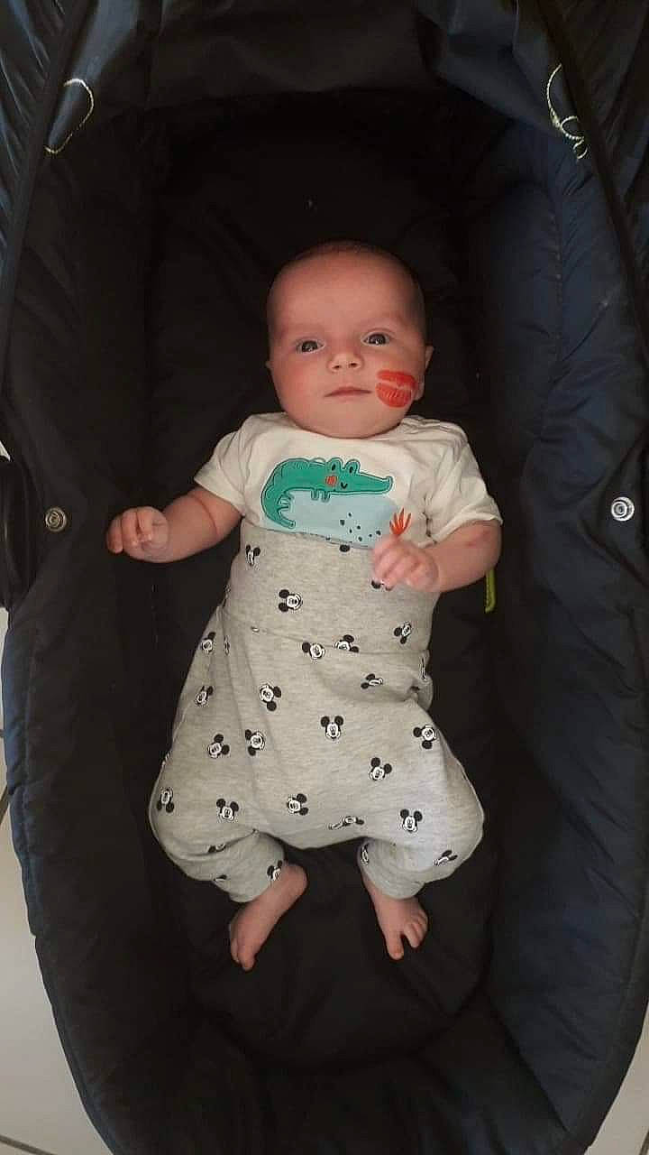 Kataleya participe au concours pour gagner de l'argent avec cette photo : baby, baby_products, cheek, child, eye, fun, head, iris, person, product, sitting, skin, toddler