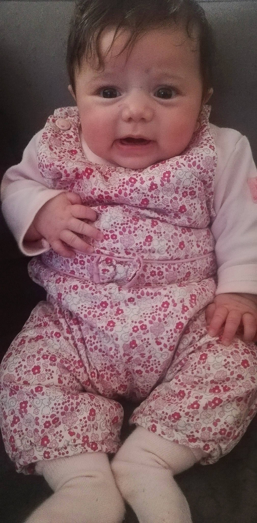 Léna a rejoint le concours — aidez-le/la à gagner de superbes lots ! baby_toddler_clothing, comfort, dress, eyelash, finger, gesture, hand, happy, lip, mouth, neck, nose, organ, person, photograph, pink, skin, sleeve, smile, textile