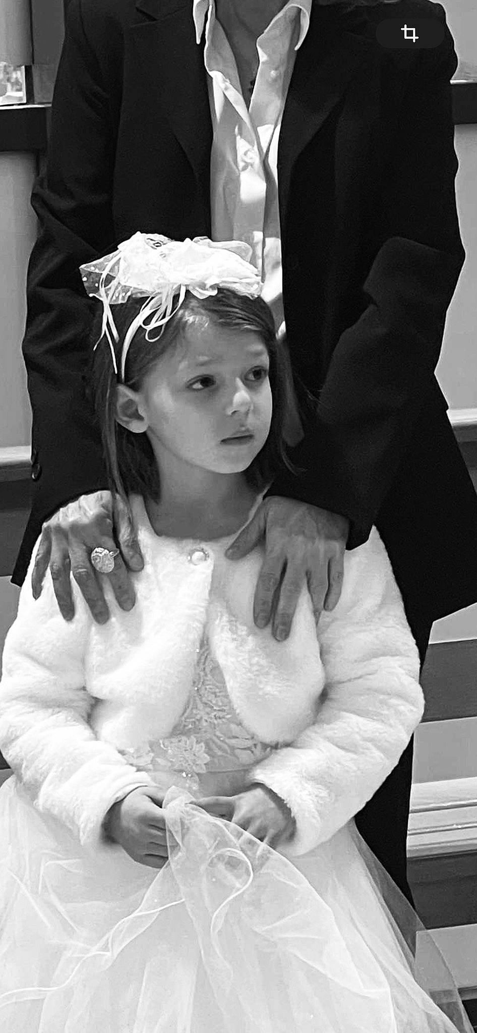 Luna participe au concours pour gagner de l'argent avec cette photo : arm, black, black_and_white, bridal_accessory, bridal_clothing, bridal_veil, cool, finger, flash_photography, fun, gesture, hand, happy, headgear, headwear, monochrome, monochrome_photography, person, standing, style