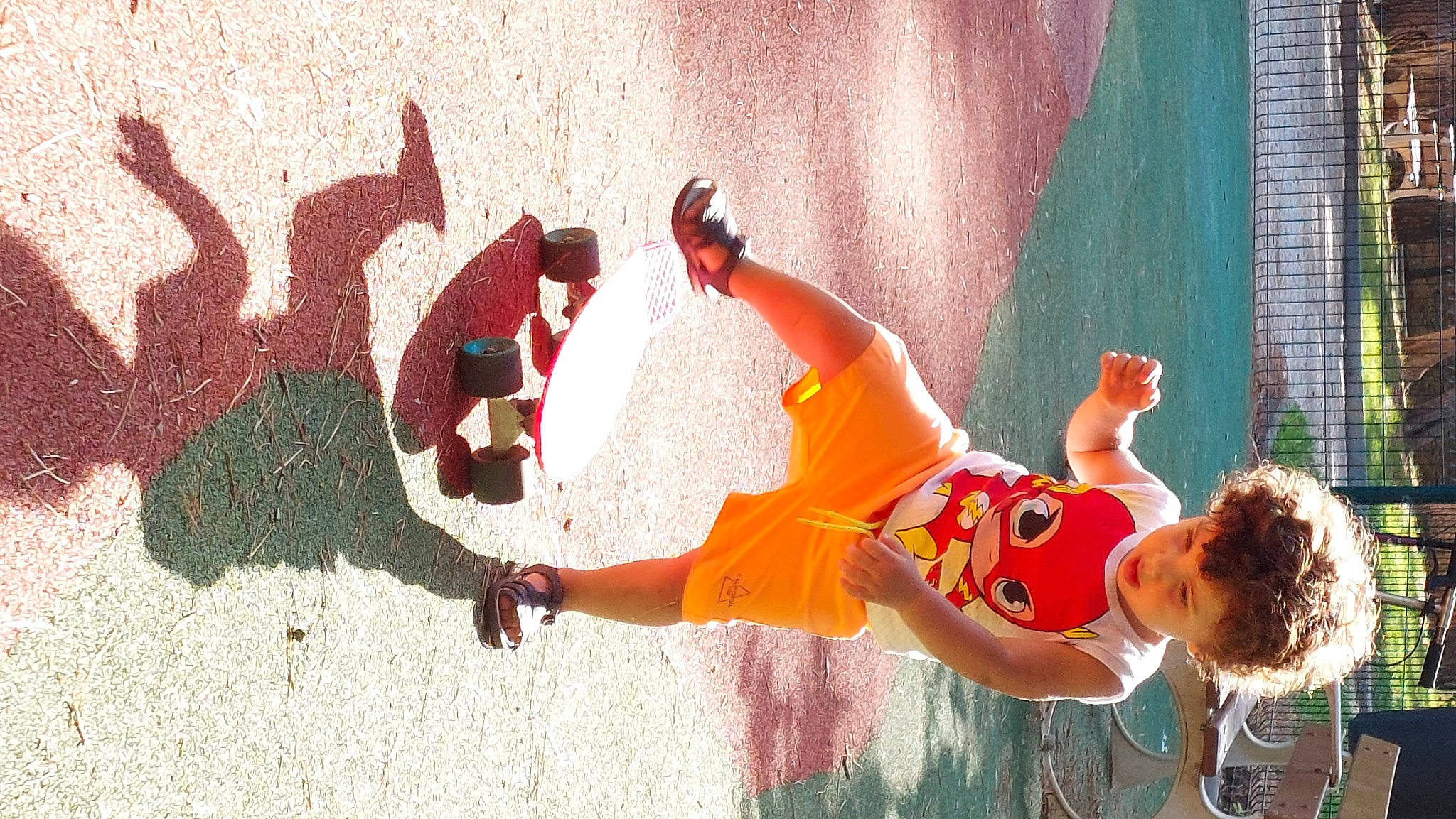 Joseph participe au concours pour gagner de l'argent avec cette photo : art, carmine, competition, competition_event, exercise, fun, happy, knee, leisure, orange, person, play, player, recreation, red, shorts, sneakers, sports, sports_uniform, sportswear