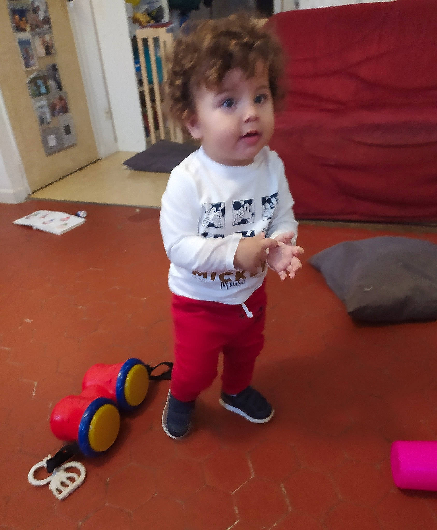 Joseph a rejoint le concours — aidez-le/la à gagner de superbes lots ! baby, baby_playing_with_toys, baby_toddler_clothing, child, floor, flooring, fun, happy, hardwood, mammal, person, play, room, shelf, sitting, sock, t_shirt, toddler, toy, wood