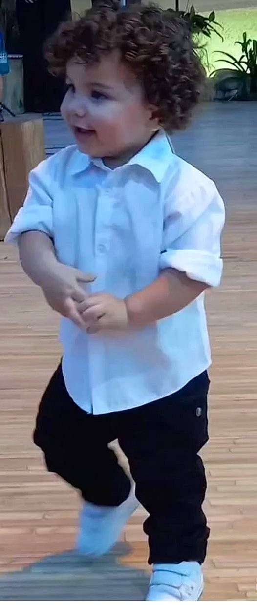 Joseph participe au concours pour gagner de l'argent avec cette photo : baby_toddler_clothing, bow_tie, clothing, collar, dress_shirt, electric_blue, finger, formal_wear, gesture, happy, knee, neck, person, school_uniform, sleeve, t_shirt, thumb, tie, toddler, uniform