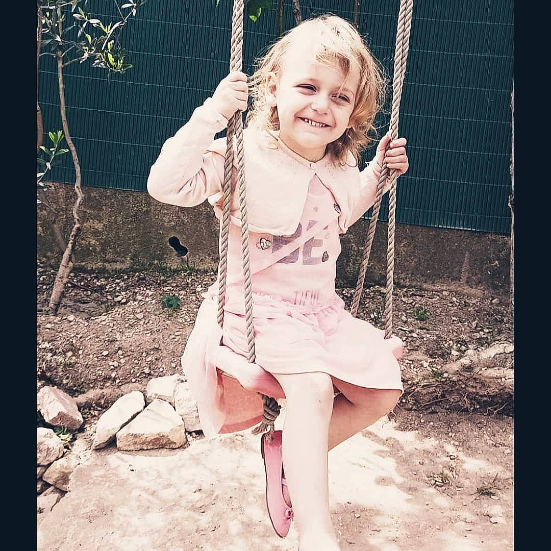 Jessminda a rejoint le concours — aidez-le/la à gagner de superbes lots ! blond, child, dress, facial_expression, flash_photography, fun, grass, hair, happy, human_body, joy, knee, organ, people_in_nature, person, plant, playground, sleeve, smile, swing