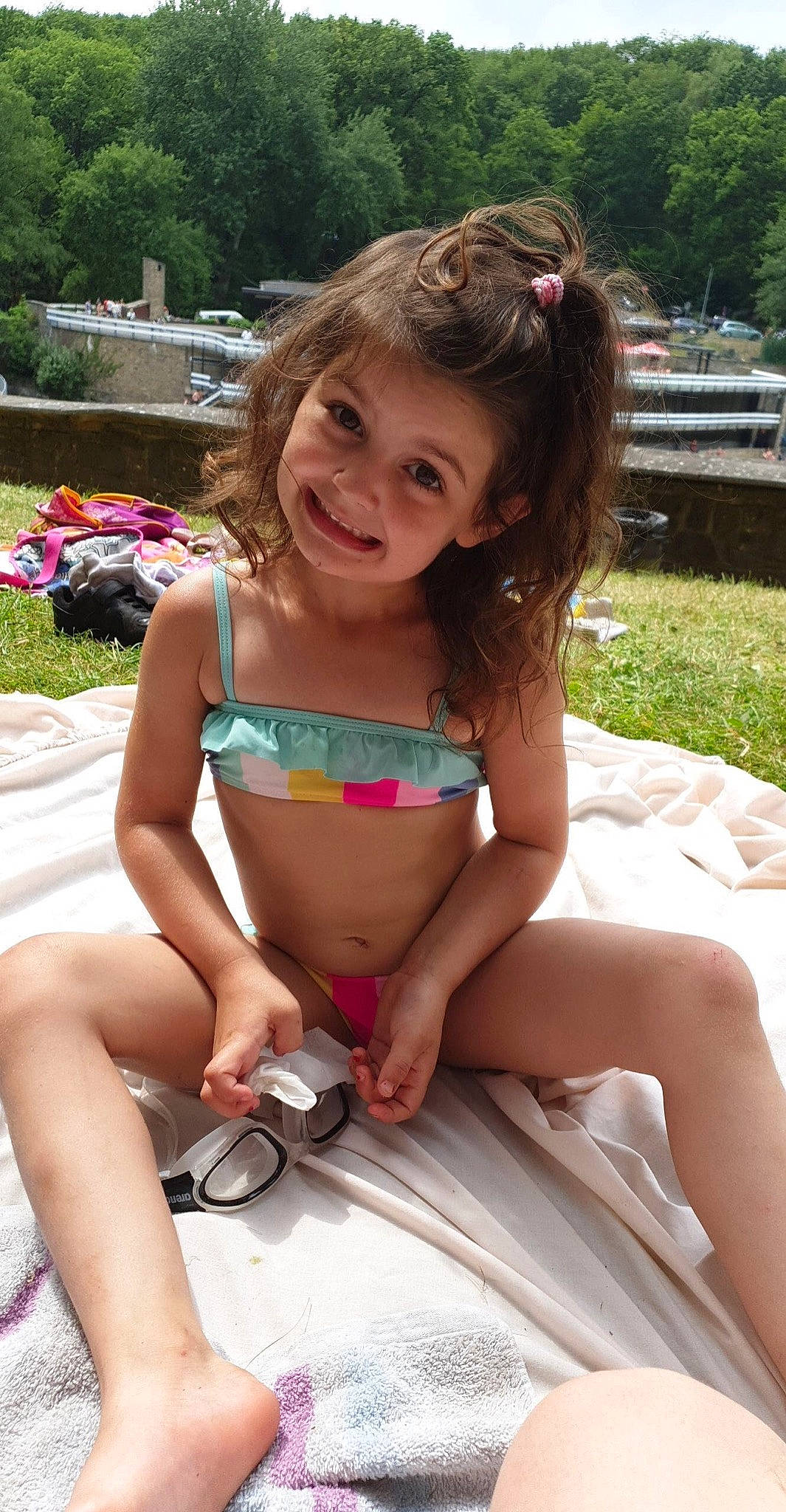 Myriam participe au concours pour gagner de l'argent avec cette photo : brassiere, briefs, chest, joy, leg, leisure, lingerie, navel, person, pink, plant, shorts, skin, smile, summer, swimsuit_bottom, swimsuit_top, swimwear, thigh, trunk