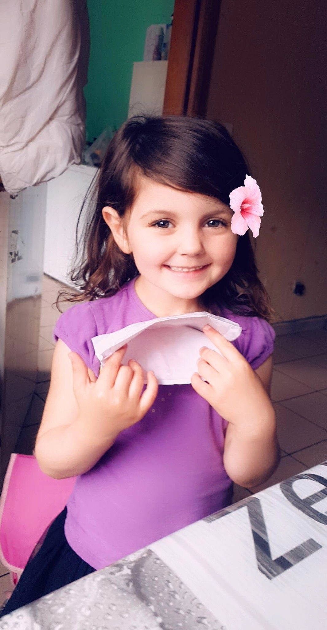 Myriam participe au concours pour gagner de l'argent avec cette photo : arm, eyelash, flash_photography, flower, gesture, hair, hairstyle, hand, happy, human_body, joy, lip, mouth, neck, person, pink, purple, shoulder, skin, smile