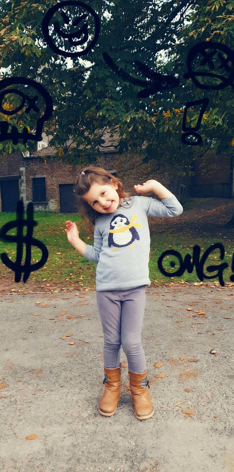 Myriam participe au concours pour gagner de l'argent avec cette photo : electric_blue, eye, fun, gesture, grass, happy, joy, leaf, leisure, people_in_nature, person, plant, recreation, sleeve, smile, standing, summer, t_shirt, toddler, tree