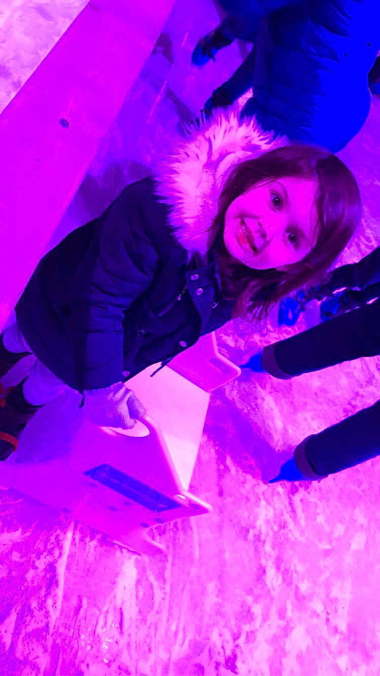 Myriam a rejoint le concours — aidez-le/la à gagner de superbes lots ! art, costume, electric_blue, entertainment, event, fictional_character, fun, happy, hat, jacket, joy, magenta, performance, performing_arts, person, pink, purple, smile, violet