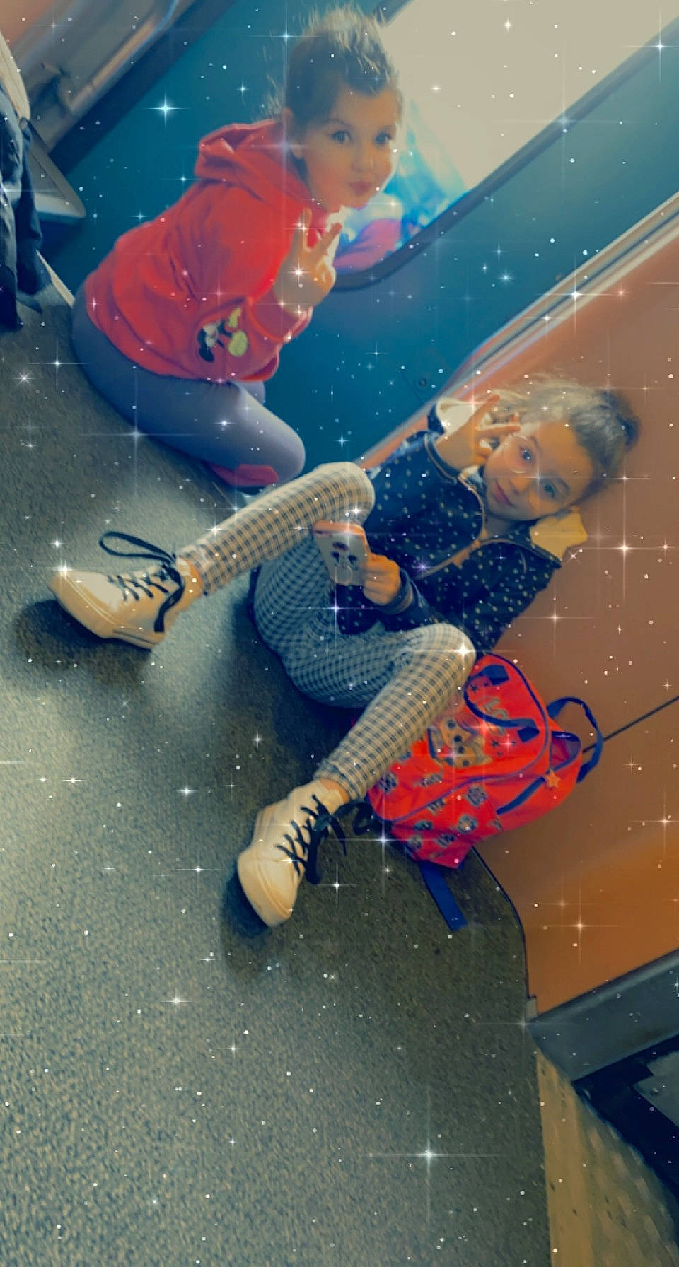 Assia participe au concours pour gagner de l'argent avec cette photo : art, carmine, child, costume, electric_blue, fictional_character, flooring, fun, glass, human_leg, knee, leisure, pattern, person, personal_protective_equipment, recreation, snapshot, sneakers, thigh, toddler