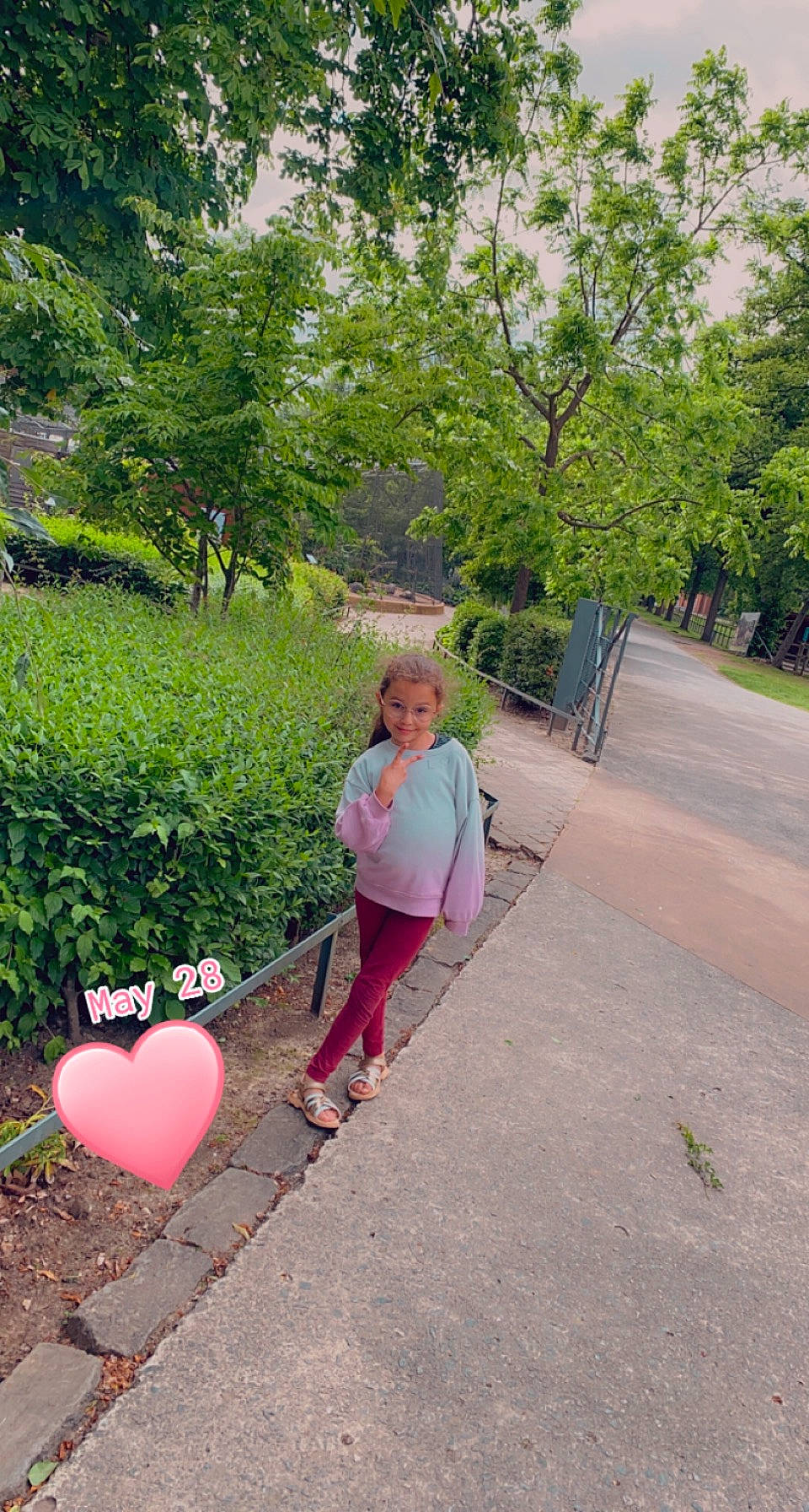 Assia a rejoint le concours — aidez-le/la à gagner de superbes lots ! annual_plant, asphalt, grass, grass_family, joy, landscape, landscaping, leisure, magenta, people_in_nature, person, petal, pink, plant, recreation, road_surface, shrub, sidewalk, tree, walking